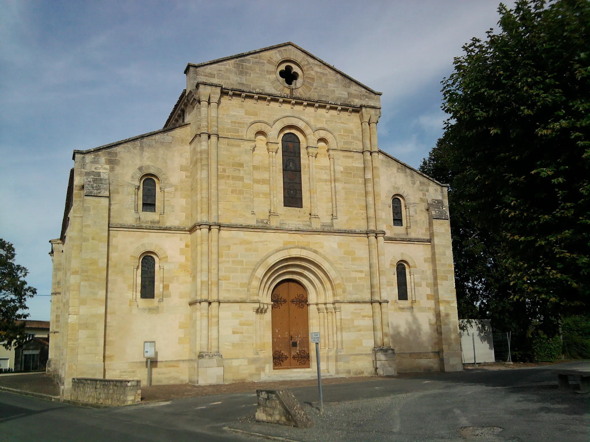 Photo showing: Front of the Saint Pierre church in Gaillan-en-Médoc, France..