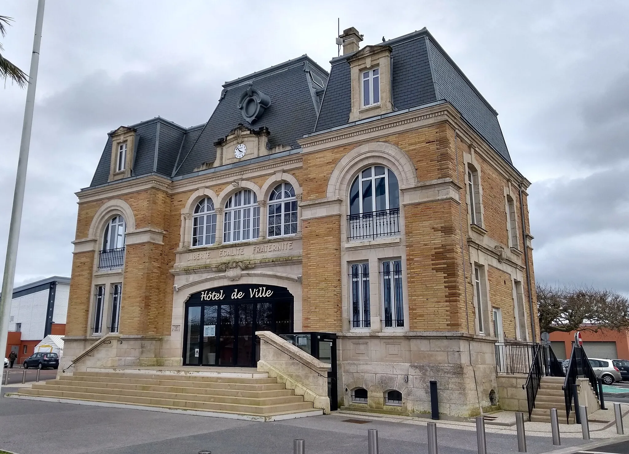 Photo showing: Mairie de Gujan-Mestras