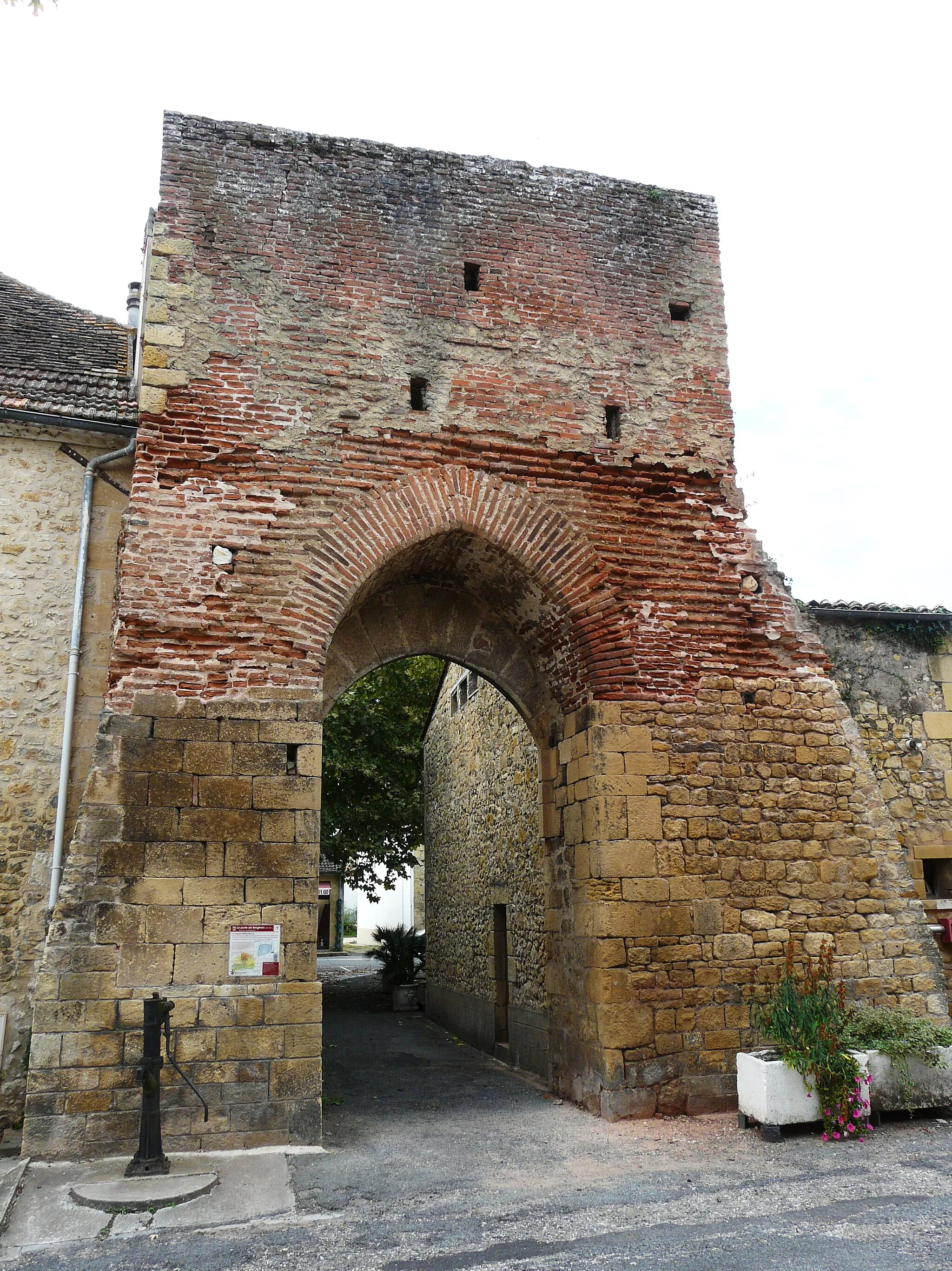 Photo showing: À l'est, le côté intérieur de la porte de Bergerac, Lalinde, Dordogne, France.