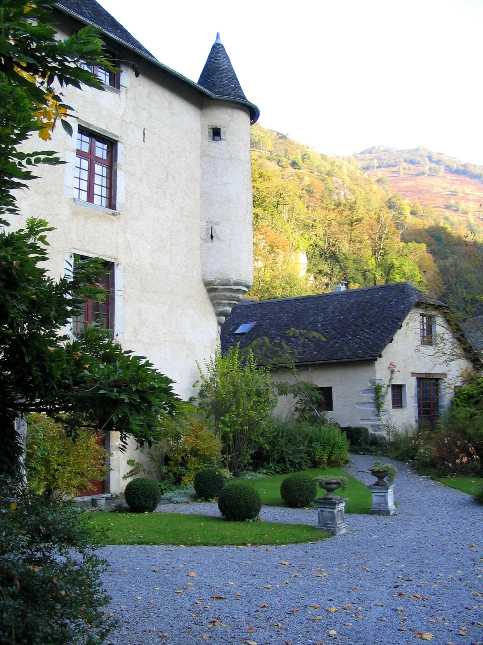 Photo showing: Castle in the village of Béon in the French Pyrenees