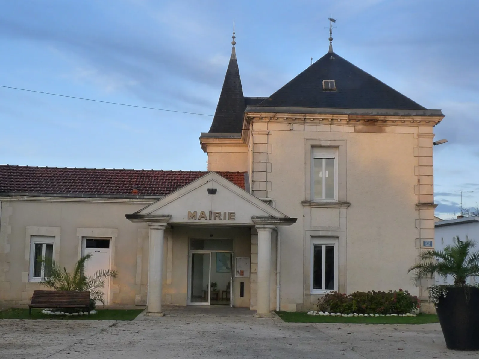 Photo showing: Mairie de Bussac-Forêt, Charente-Maritime, France