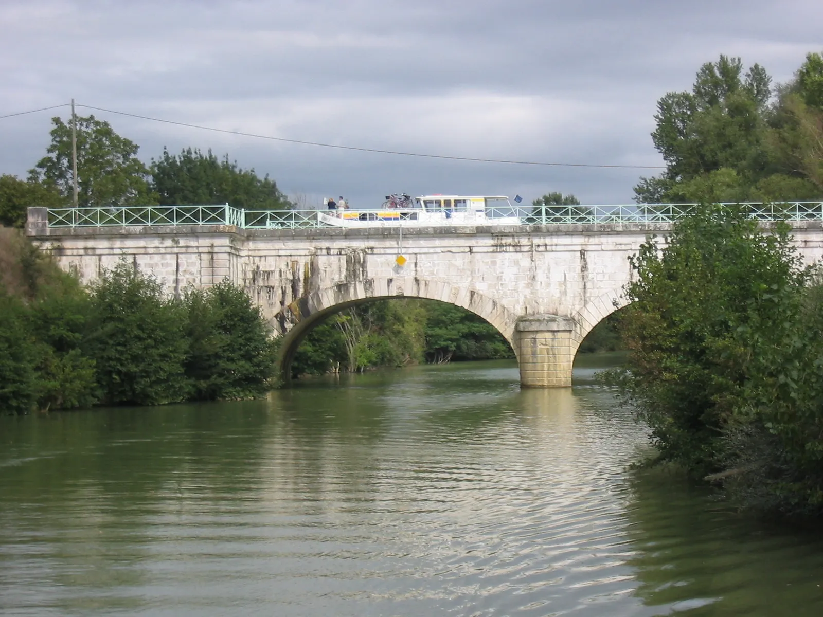 Photo showing: Die Baïse überquert von Kanalbrücke des Garonne-Seitenkanals.