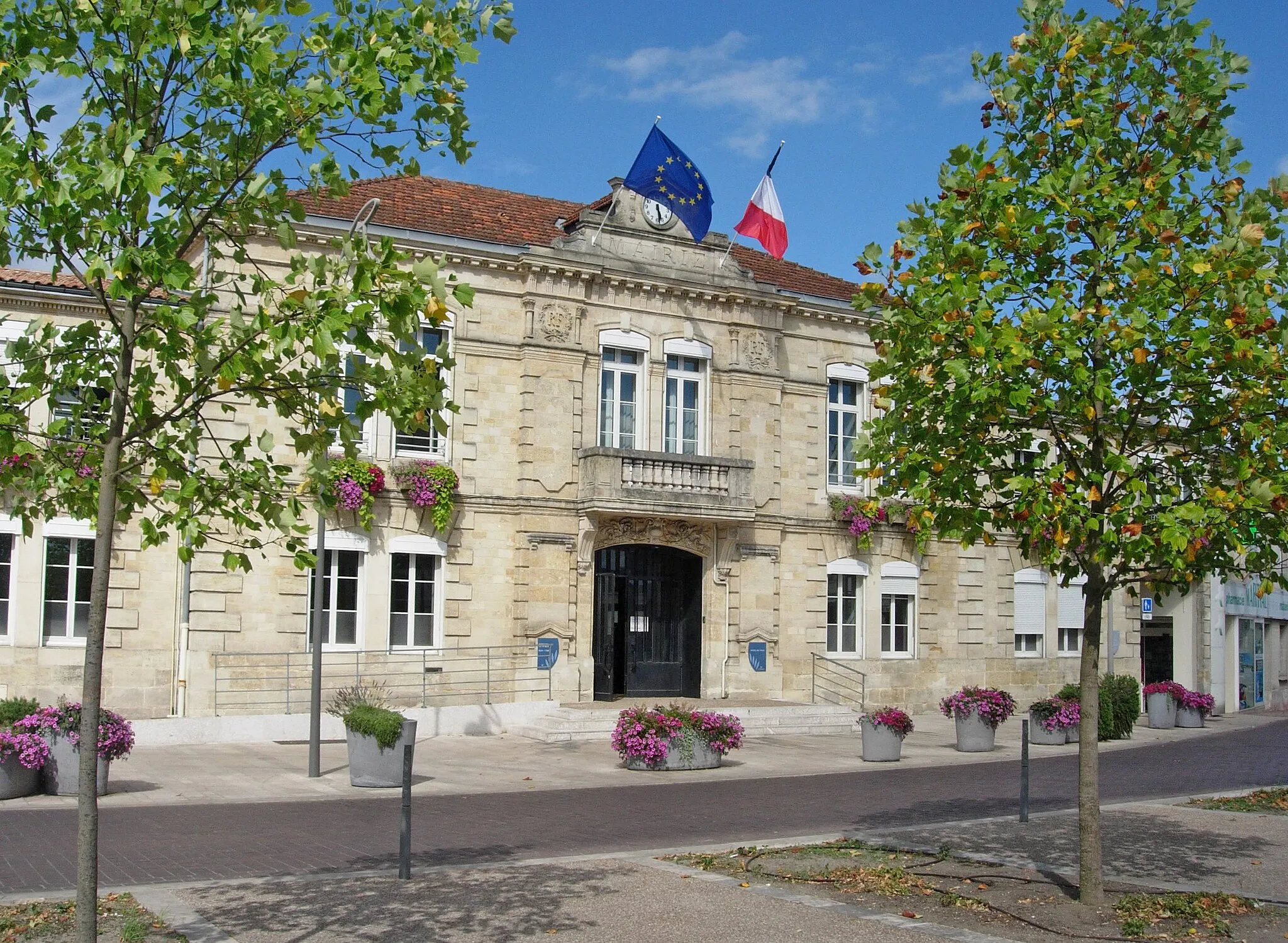 Photo showing: Vue de la mairie du Bouscat, en Gironde.