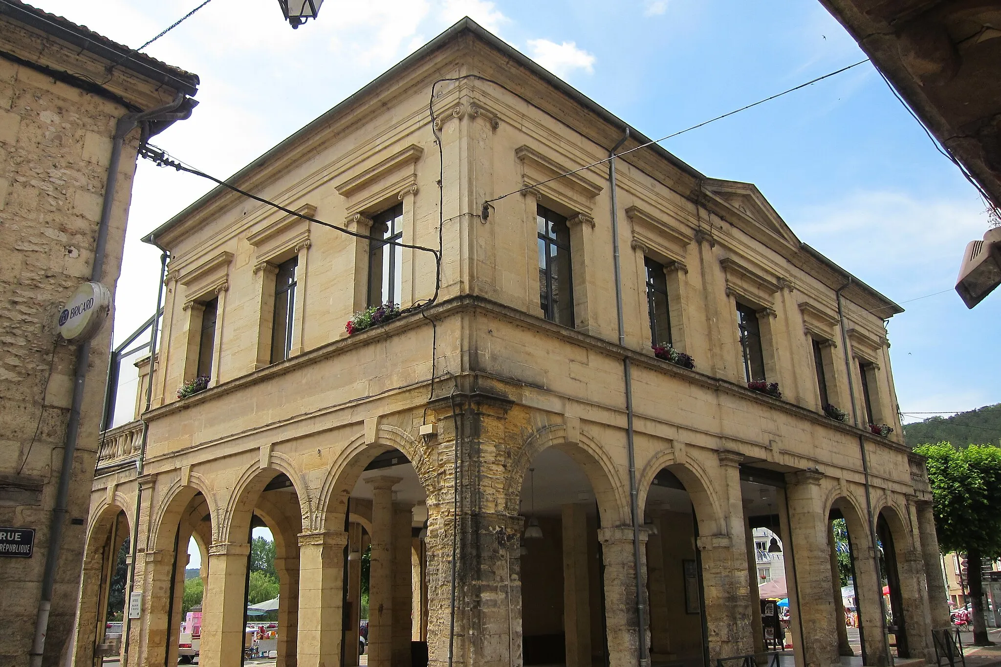 Photo showing: Main street side of the Townhal (Hotel de ville) of Le Bugue