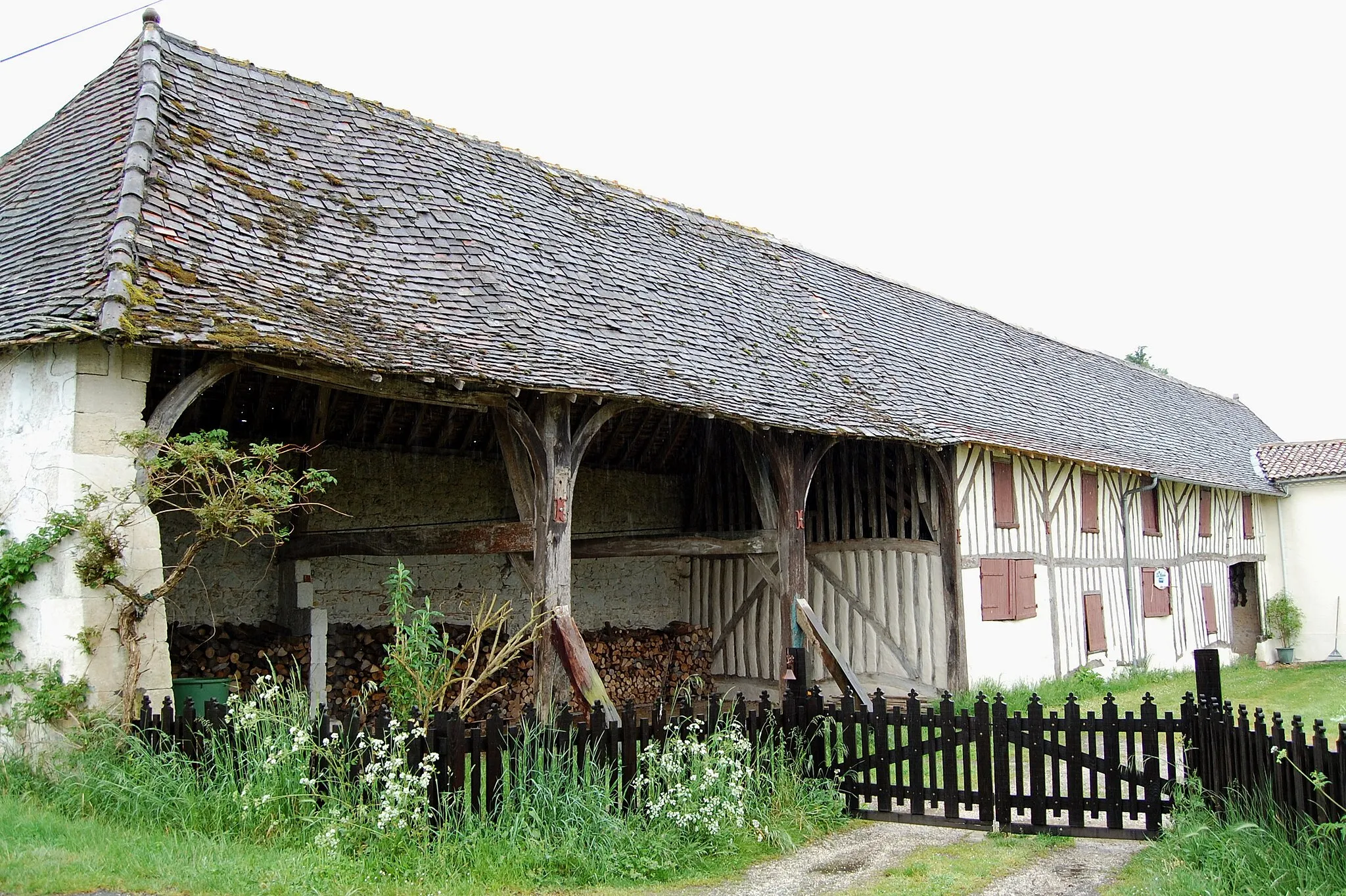 Photo showing: Timber framed house in Les Églisottes.