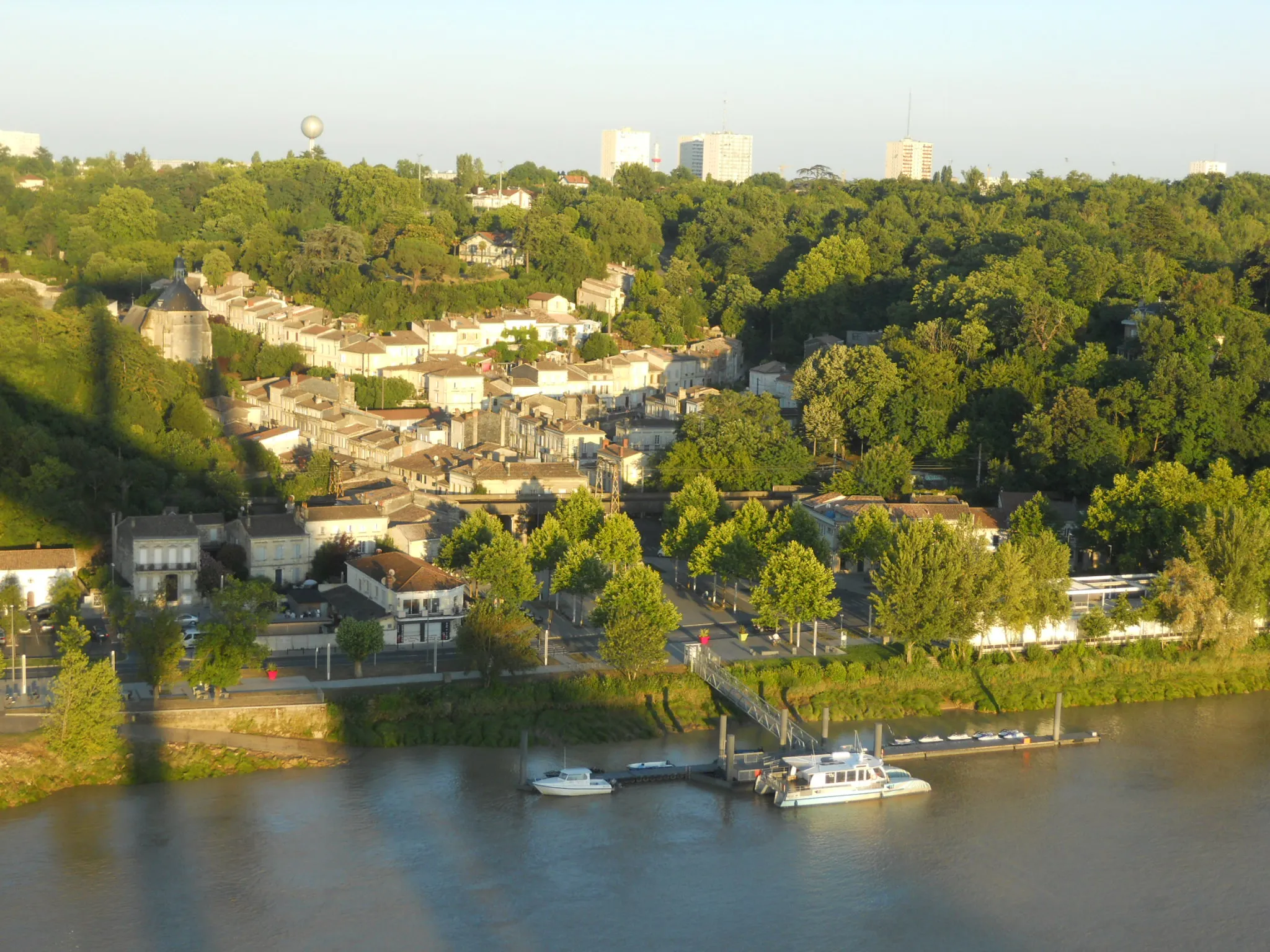 Photo showing: Le Vieux Lormont vu depuis le pont d'Aquitaine