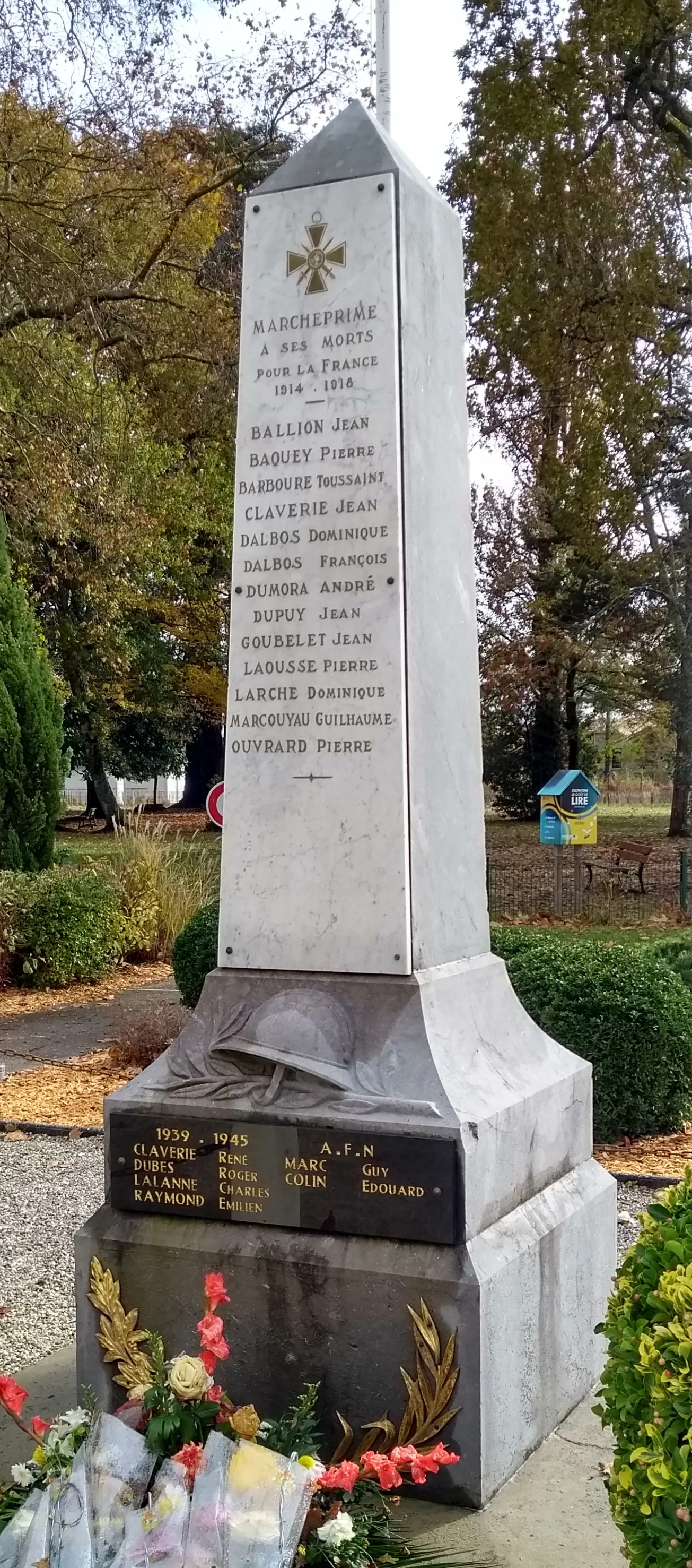 Photo showing: Monument aux Morts de Marcheprime, situé devant l'église.