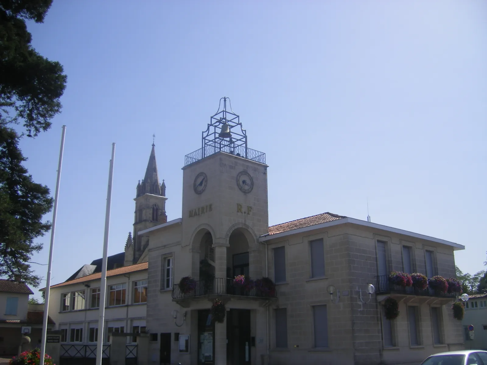 Photo showing: Marcheprime : mairie et église à l'arrière plan