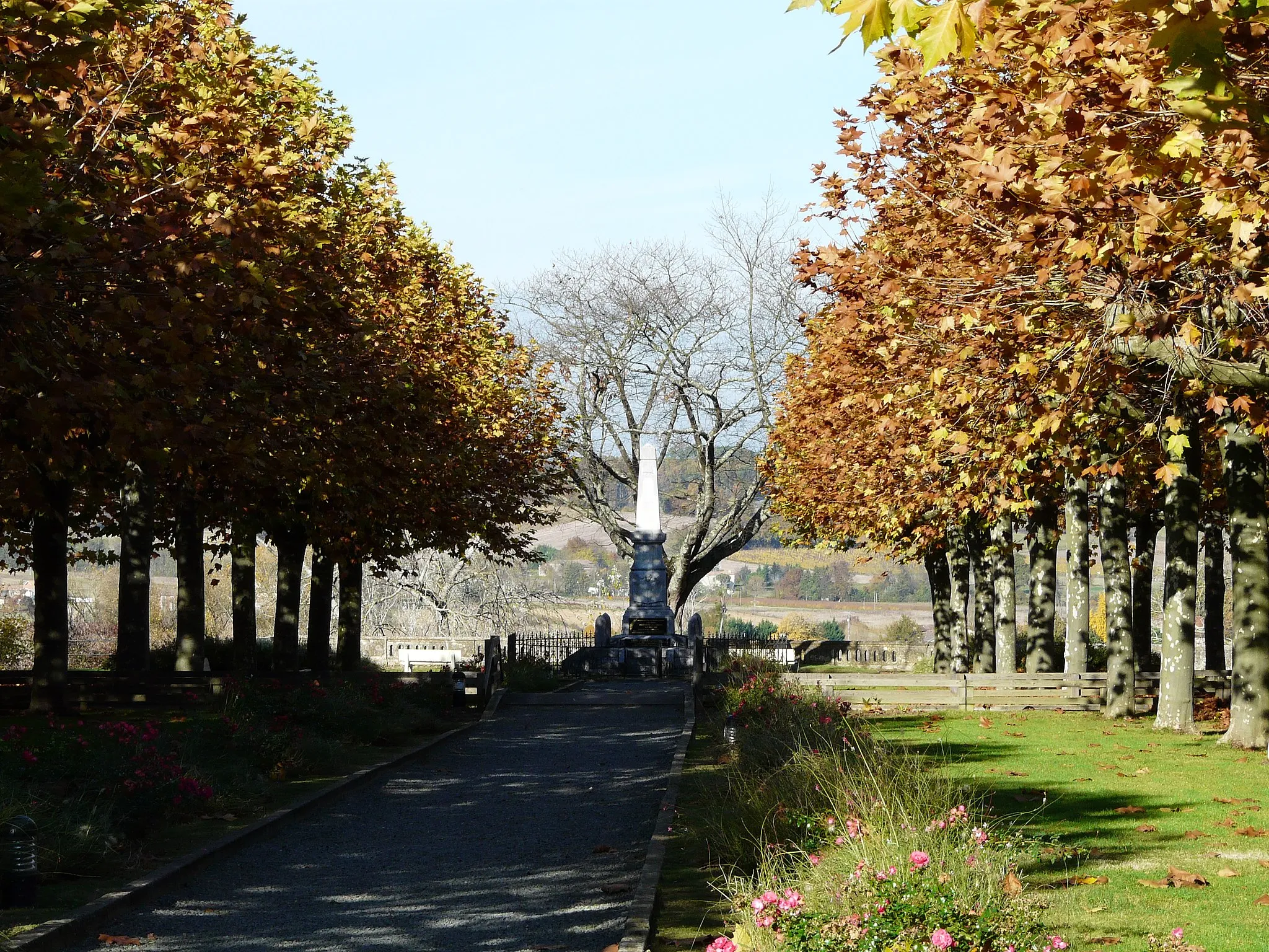 Photo showing: L'esplanade et le monument aux morts, Monségur, Gironde, France