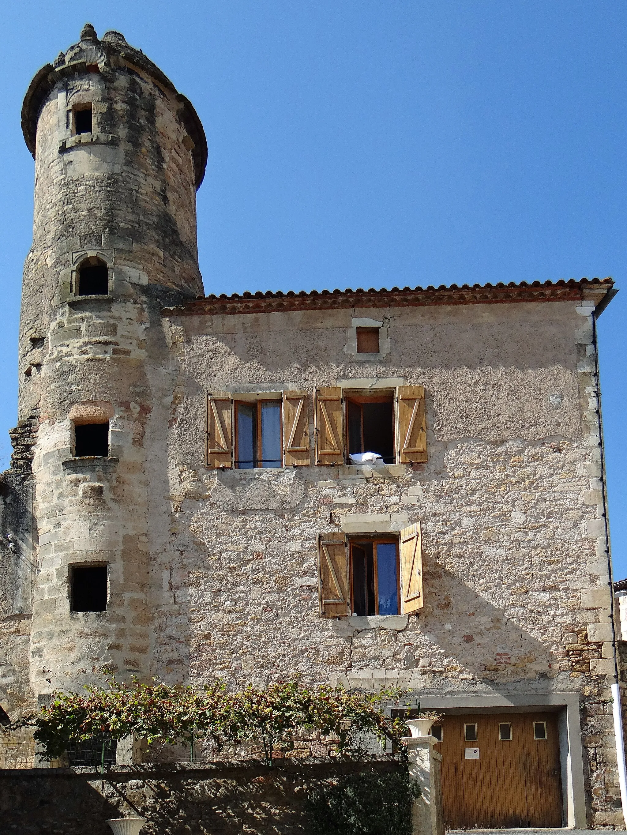 Photo showing: Monsempron-Libos - Maison avec tour près du prieuré