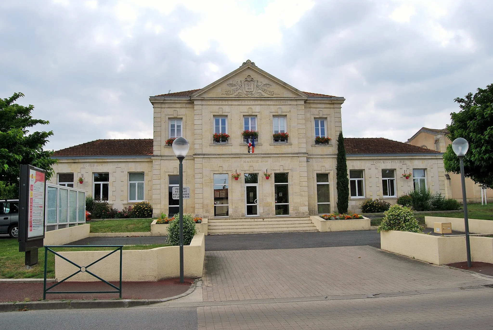 Photo showing: Montussan Mairie