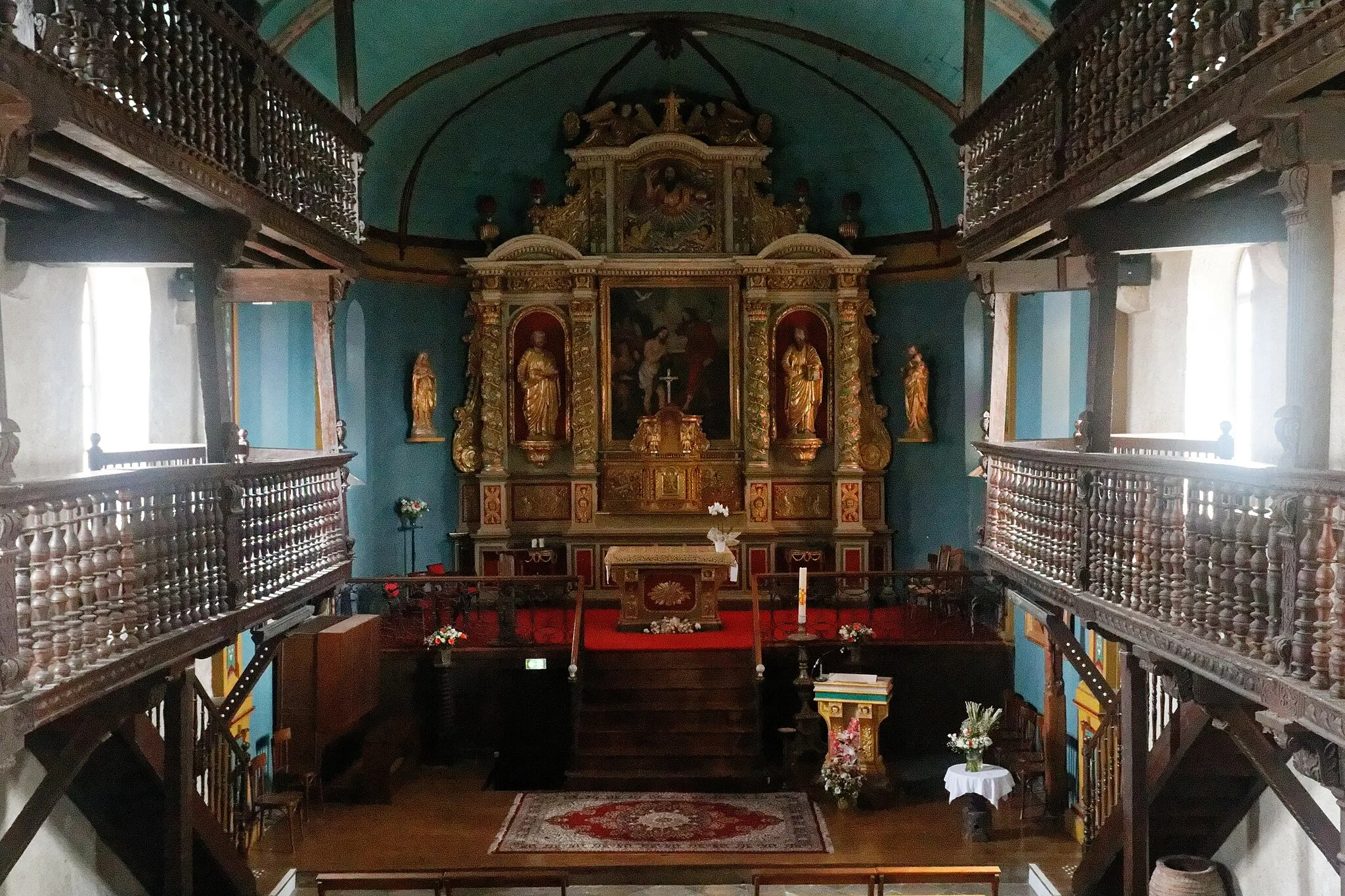 Photo showing: Liturgical space staged on a platform.