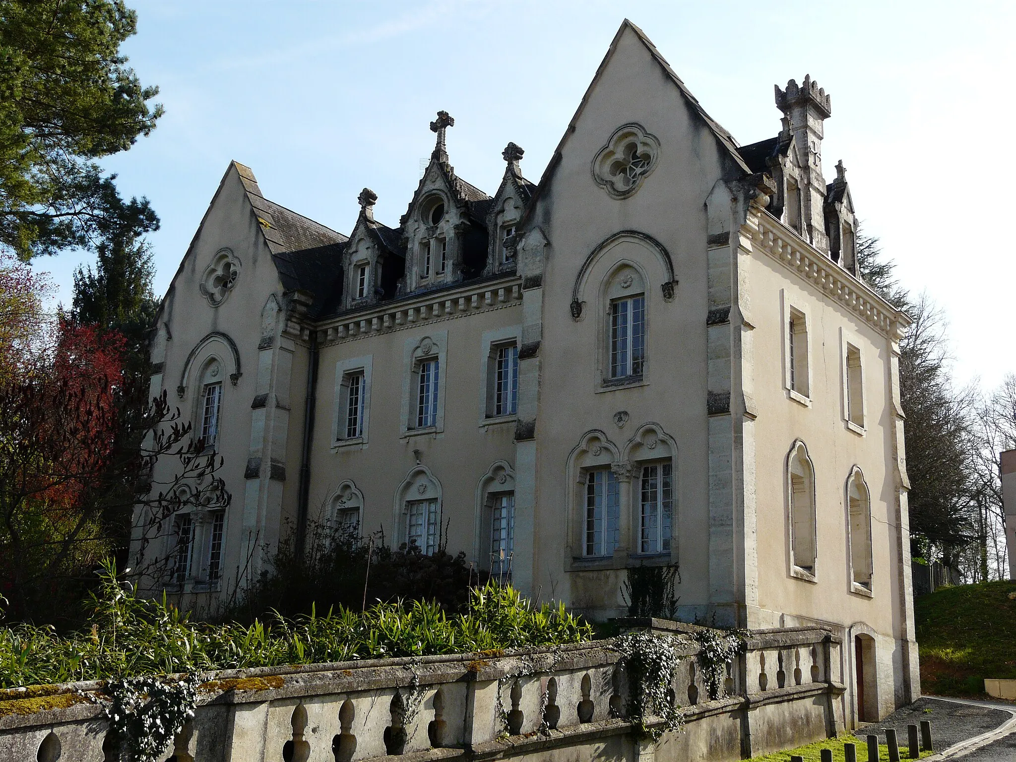 Photo showing: L'ancien couvent de Notre-Dame-de-Sanilhac vu du nord, Dordogne, France.