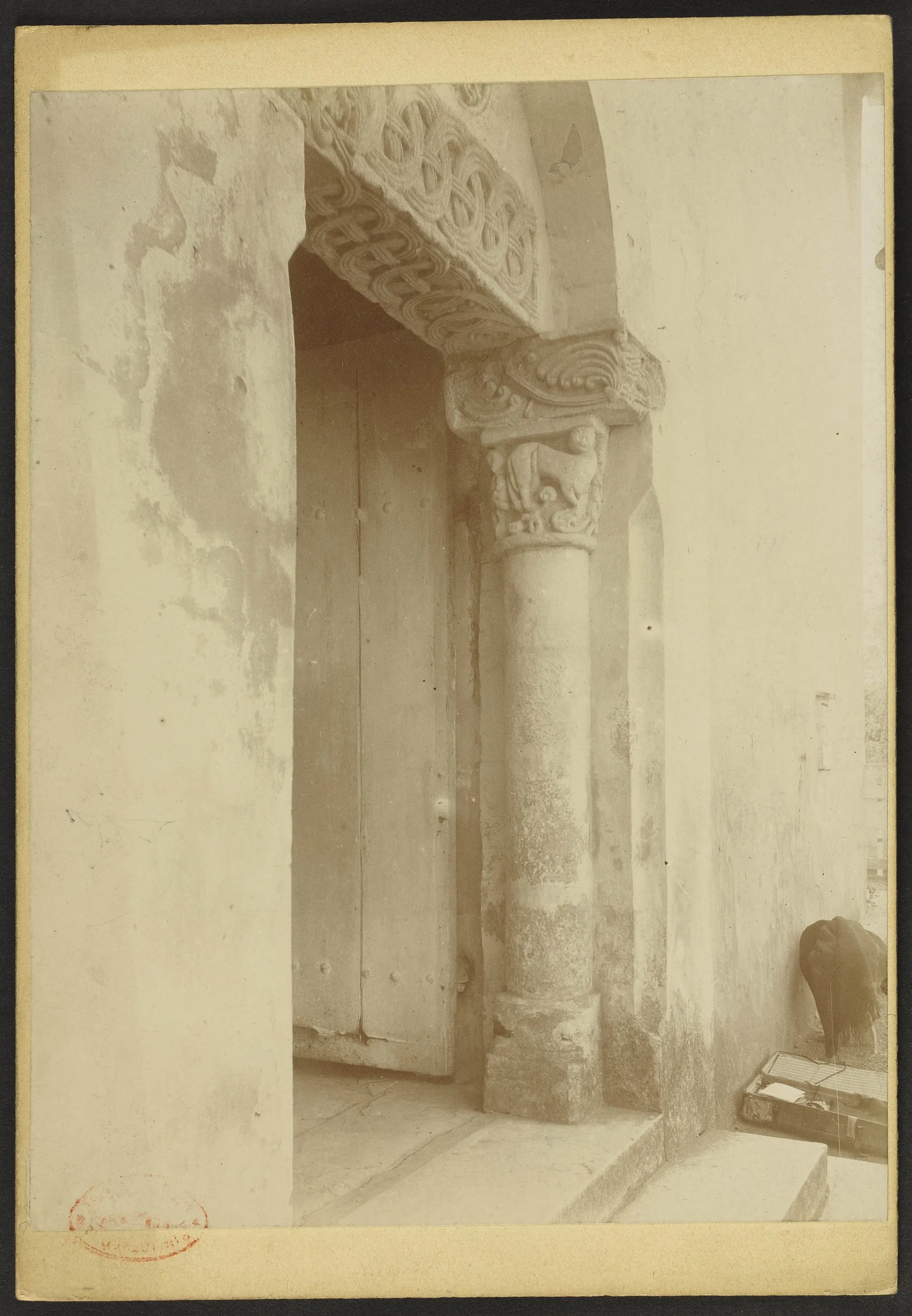 Photo showing: Église Saint-Pierre d'Oeyreluy; Porte occidentale