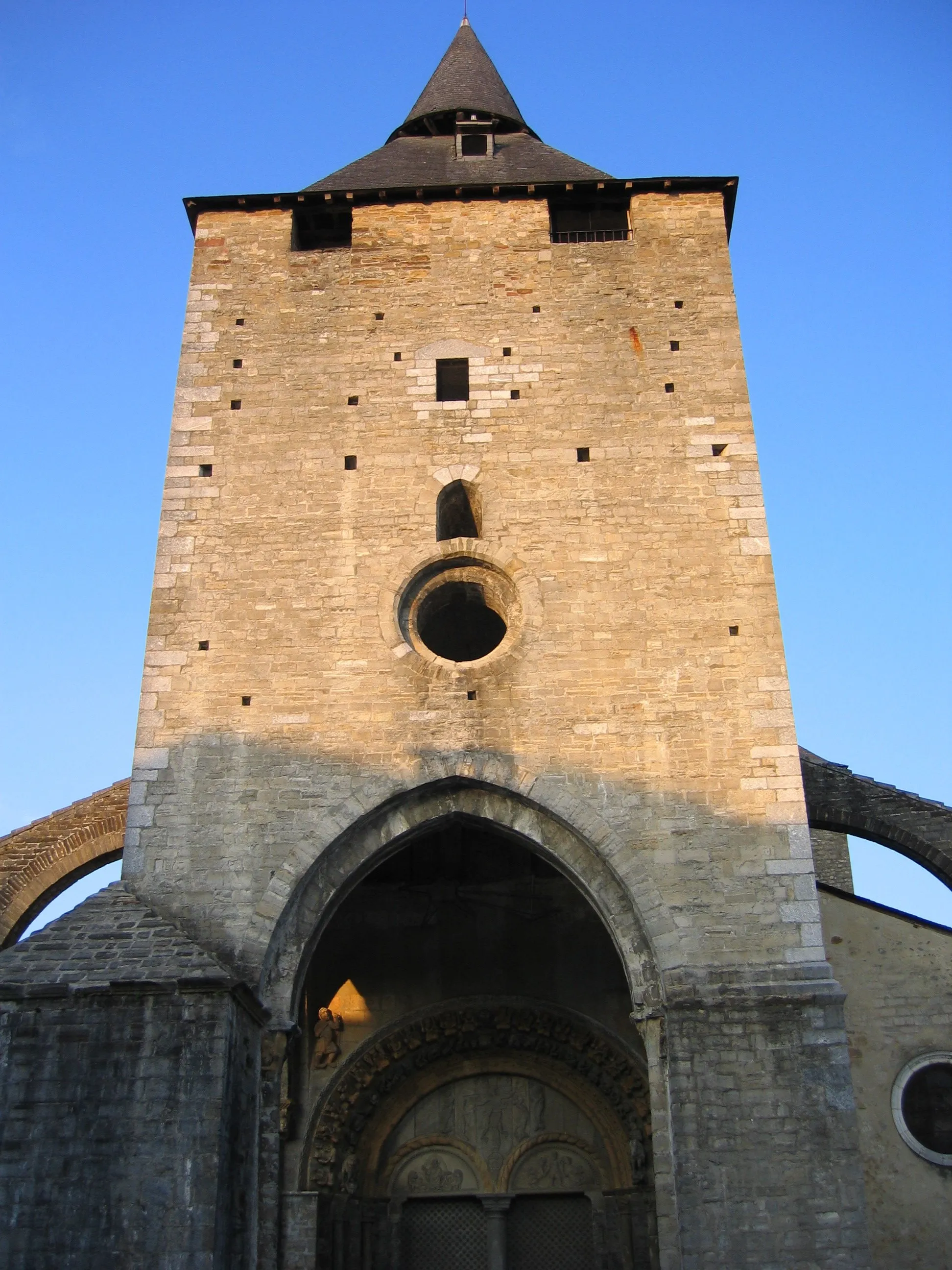 Photo showing: The tower of the church of Sainte-Marie in Oloron-Sainte-Marie