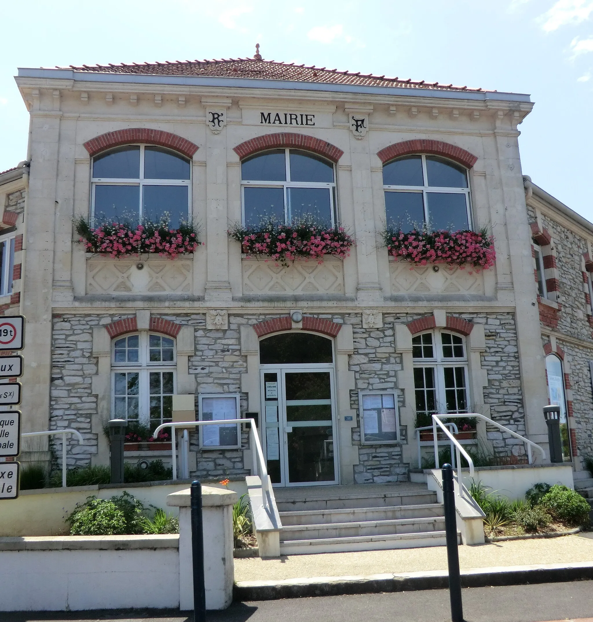 Photo showing: Town hall of Ondres.