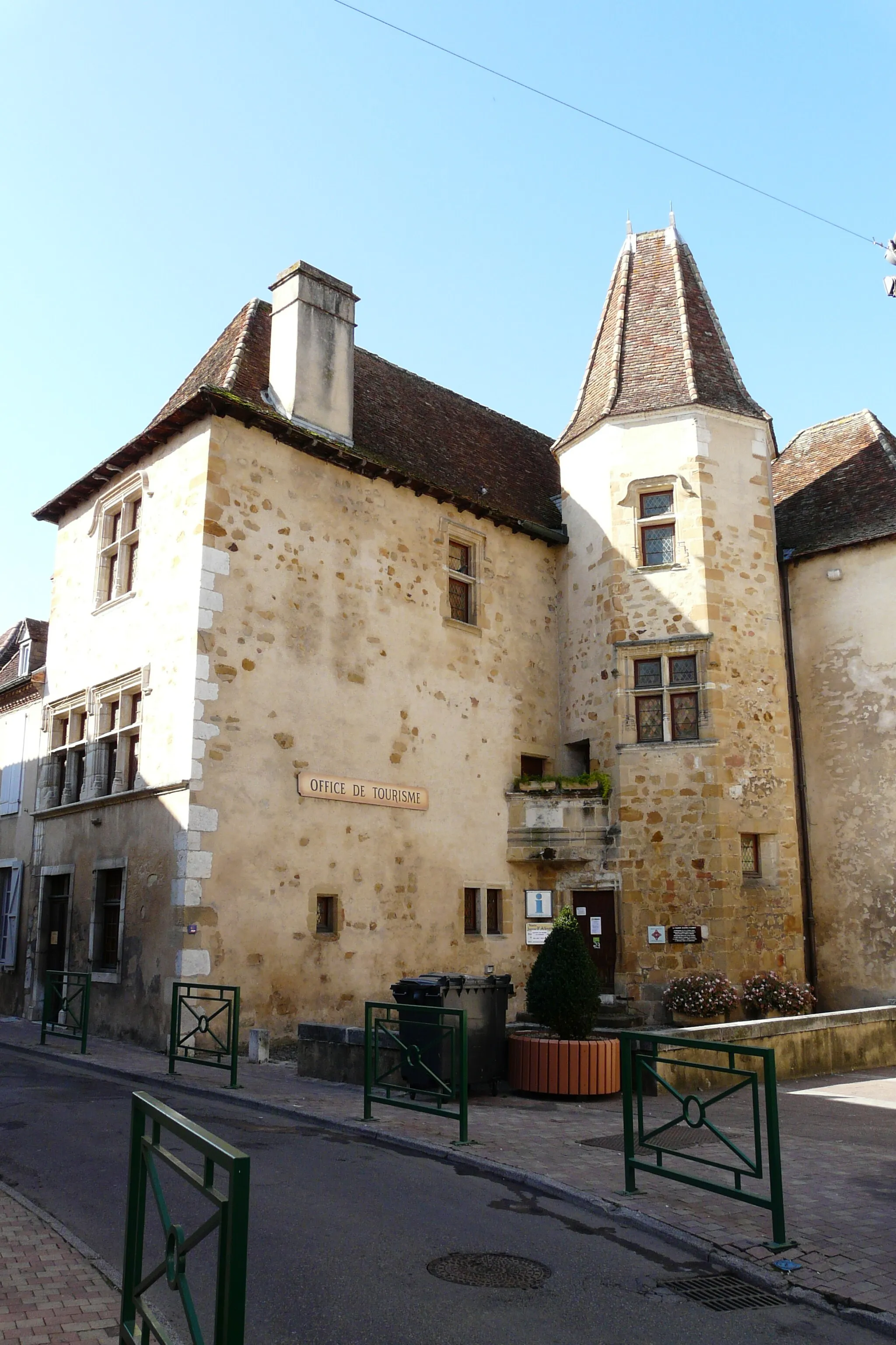 Photo showing: This building is indexed in the base Mérimée, a database of architectural heritage maintained by the French Ministry of Culture, under the reference PA00084476 .
