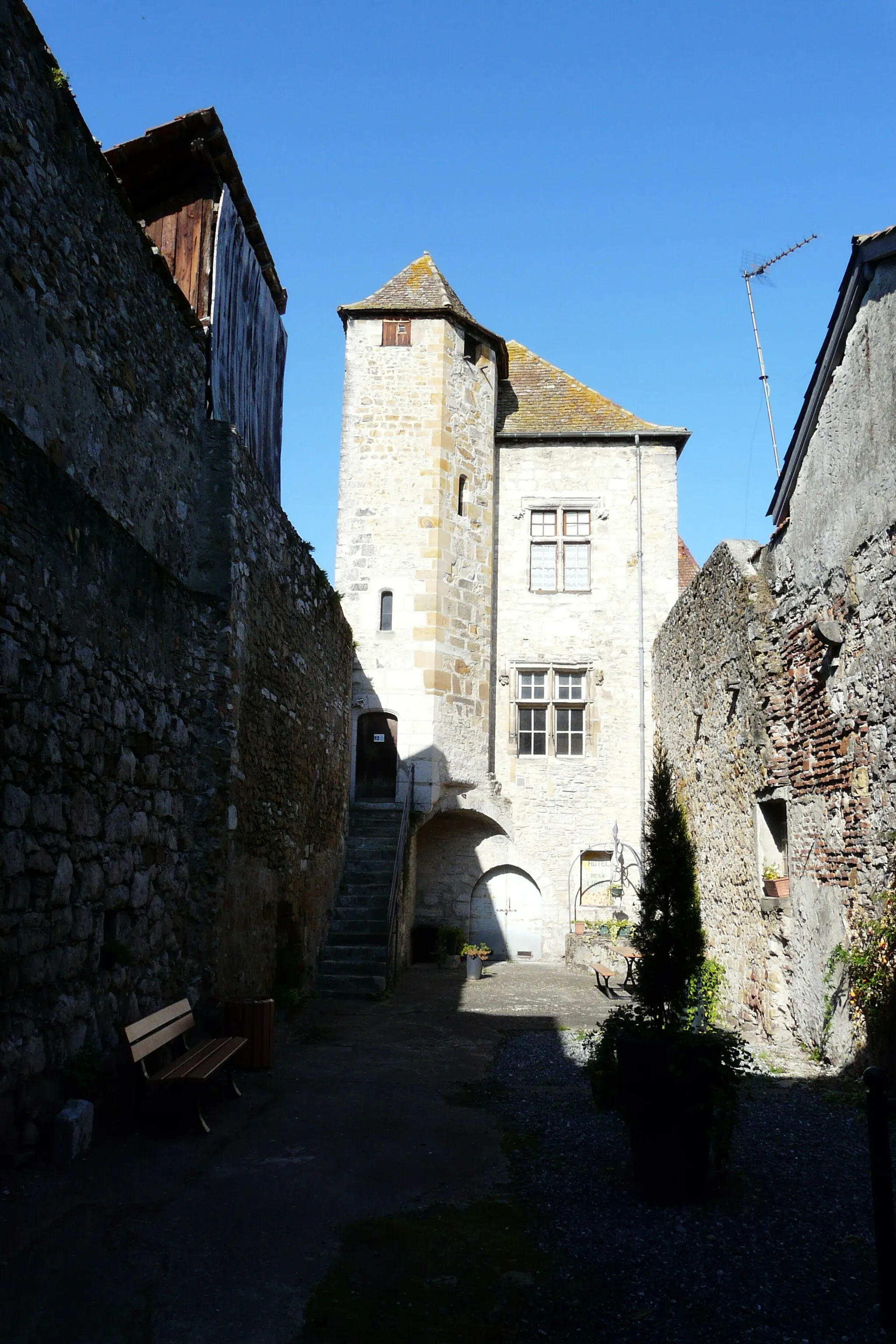 Photo showing: This building is indexed in the base Mérimée, a database of architectural heritage maintained by the French Ministry of Culture, under the reference PA00084475 .