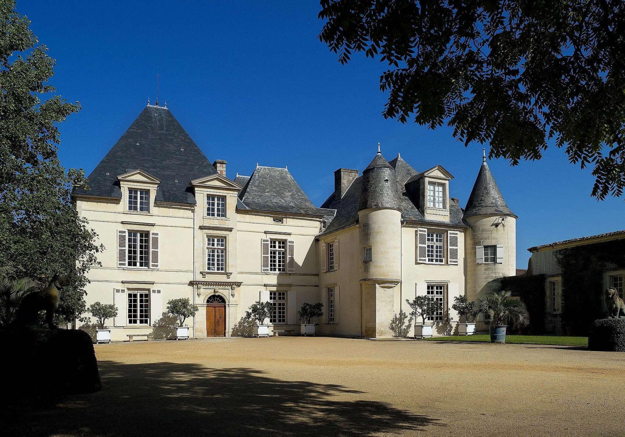 Photo showing: Image of the exterior of the Bordeaux wine estate Chateau Haut Brion.