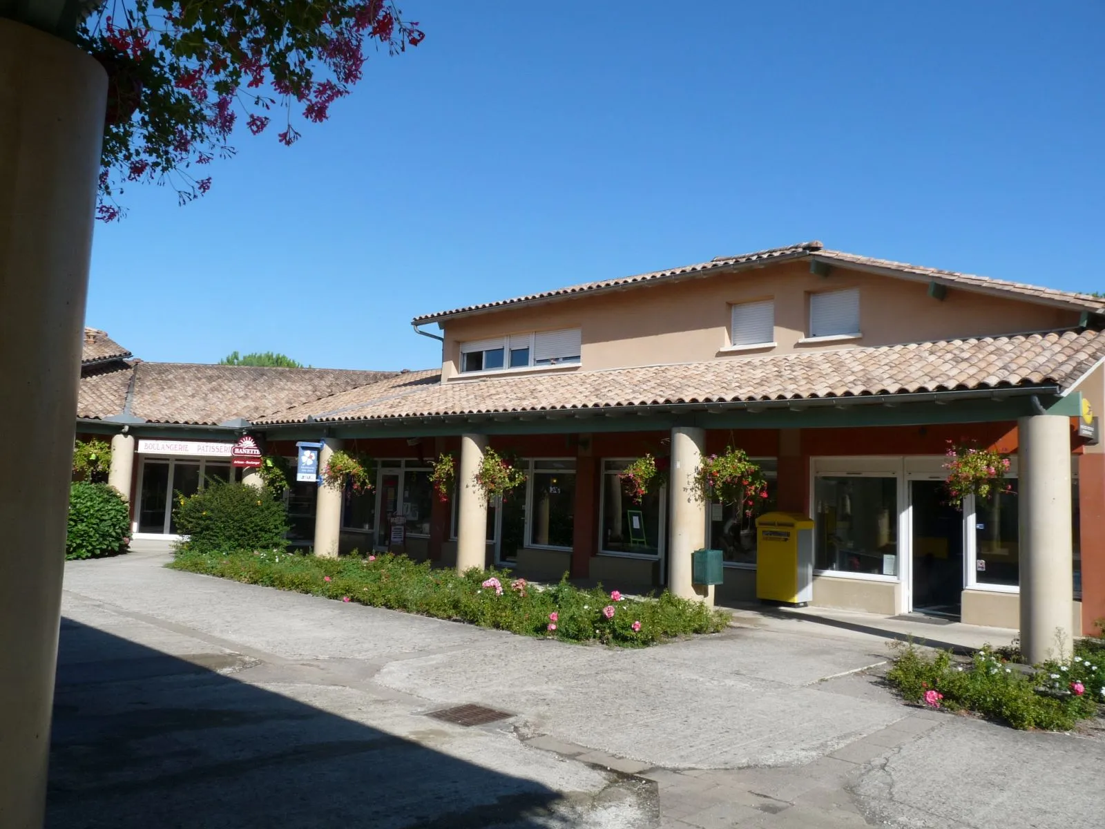 Photo showing: Centre commercial, place de l'hôtel de ville, Peujard, Gironde, France