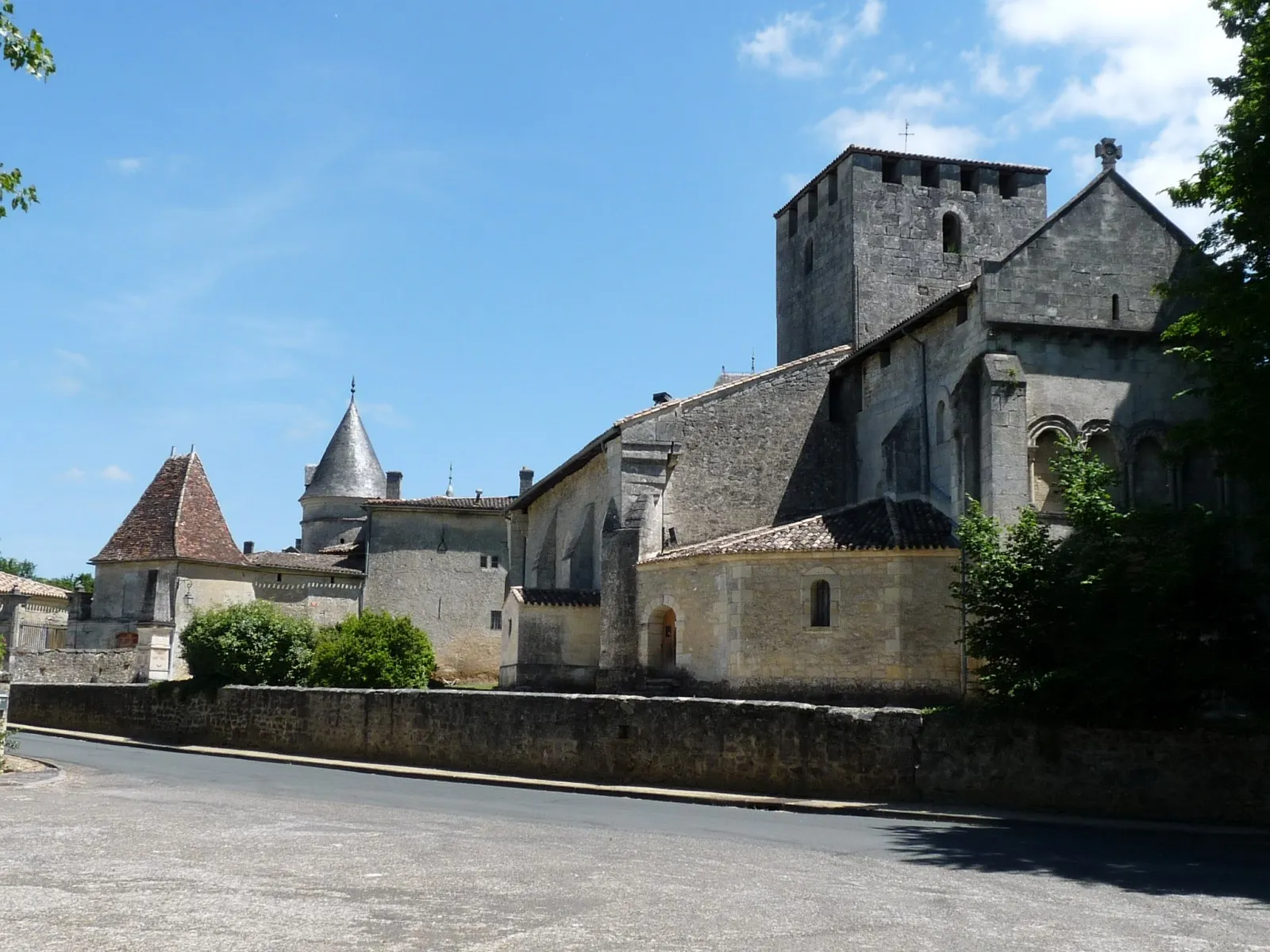 Photo showing: Eglise et château, Peujard, Gironde, France