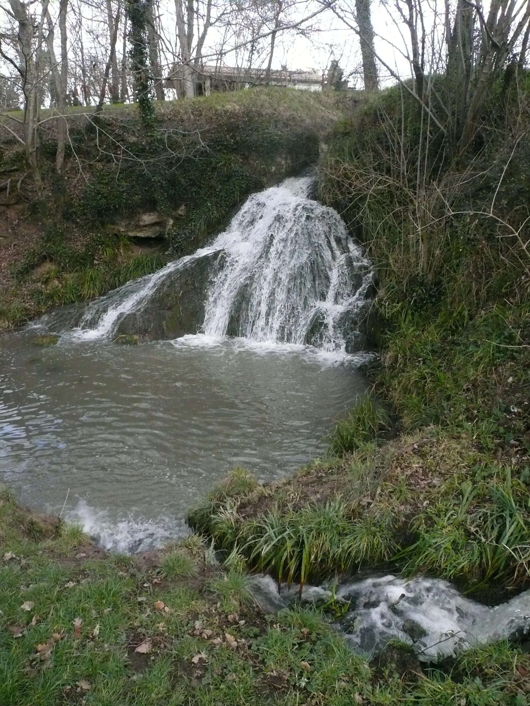 Photo showing: La cascade de Pompignac (Gironde, France) en février 2010.