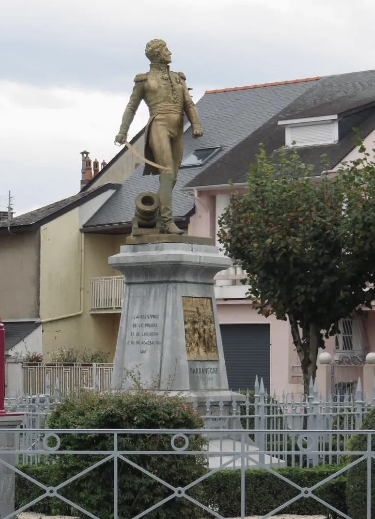 Photo showing: Statue du Général Joseph Barbanègre devant l'hôtel de ville de Pontacq