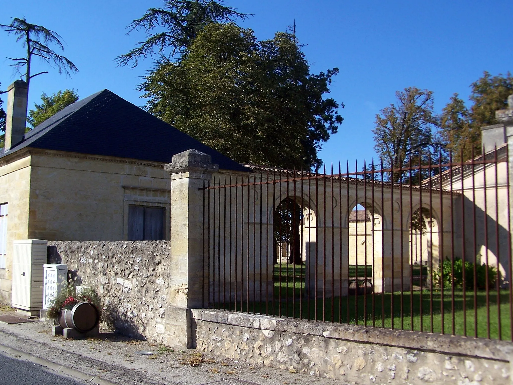 Photo showing: This building is indexed in the base Mérimée, a database of architectural heritage maintained by the French Ministry of Culture, under the reference PA00083673 .