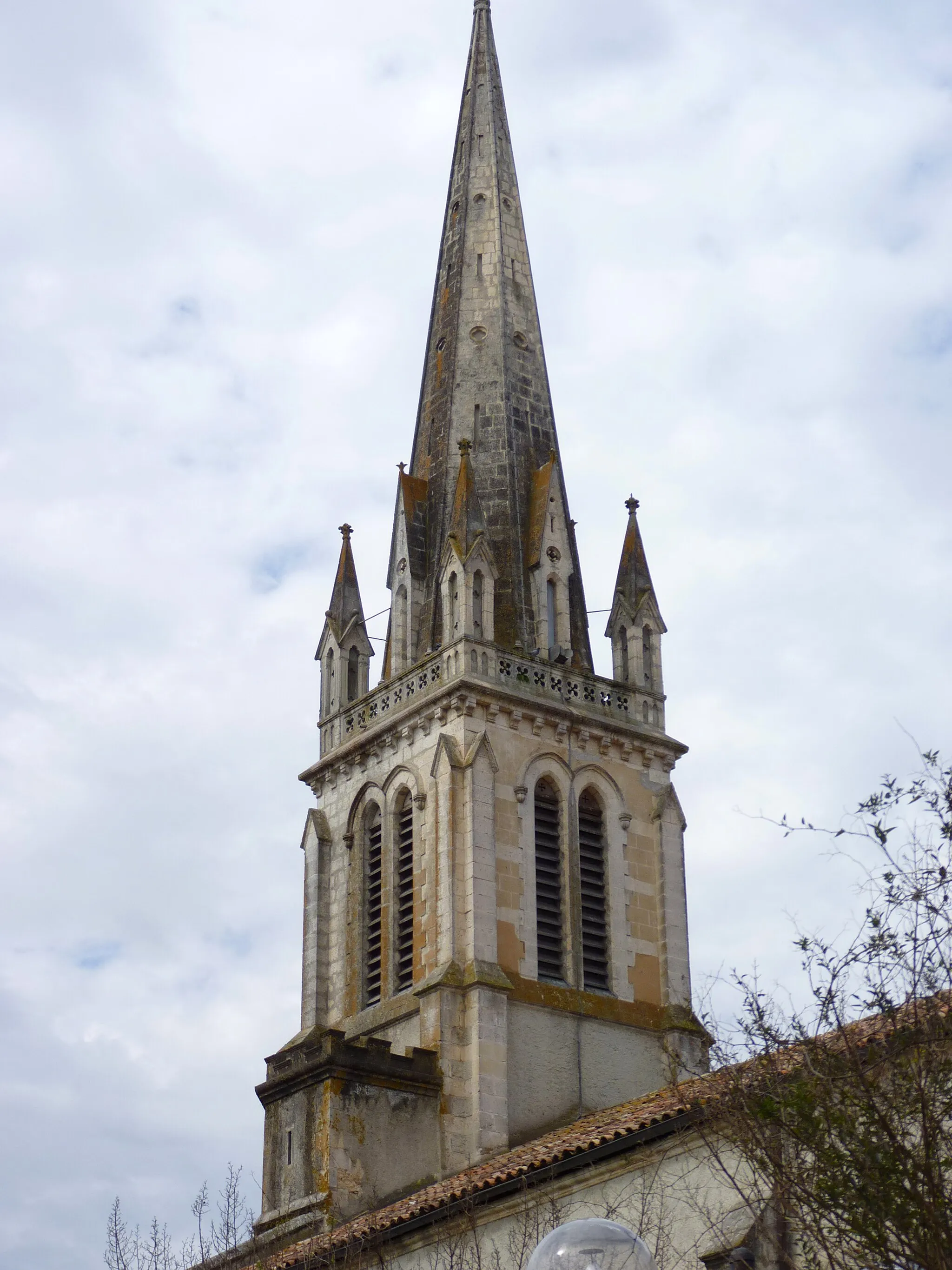 Photo showing: Le clocher de l'église Saint-Martin de Pouillon
