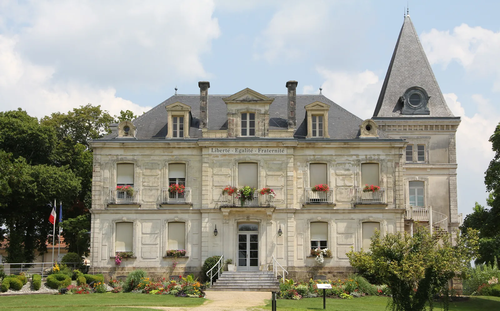 Photo showing: Château Bellegarde