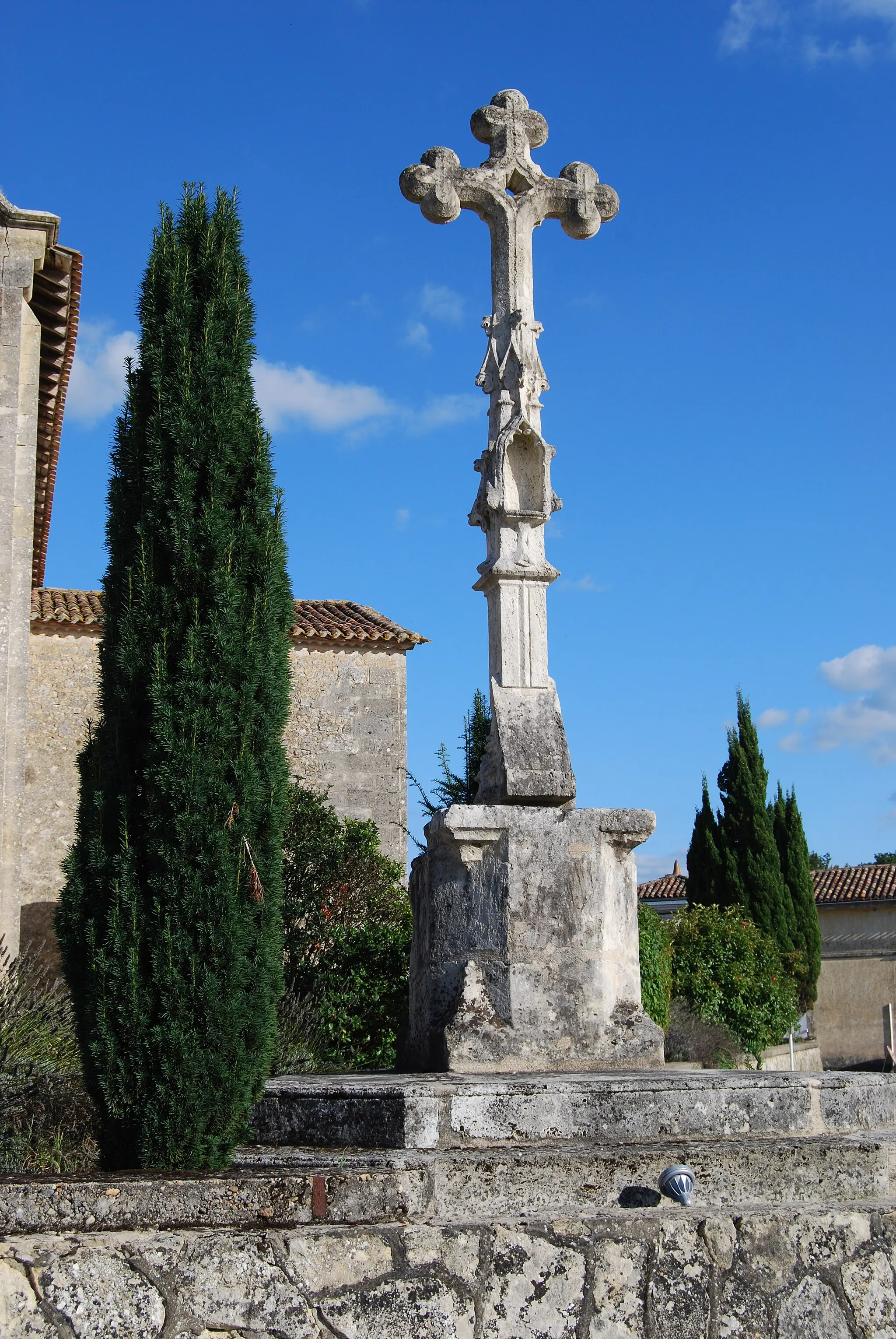 Photo showing: This building is indexed in the base Mérimée, a database of architectural heritage maintained by the French Ministry of Culture, under the reference PA00083706 .