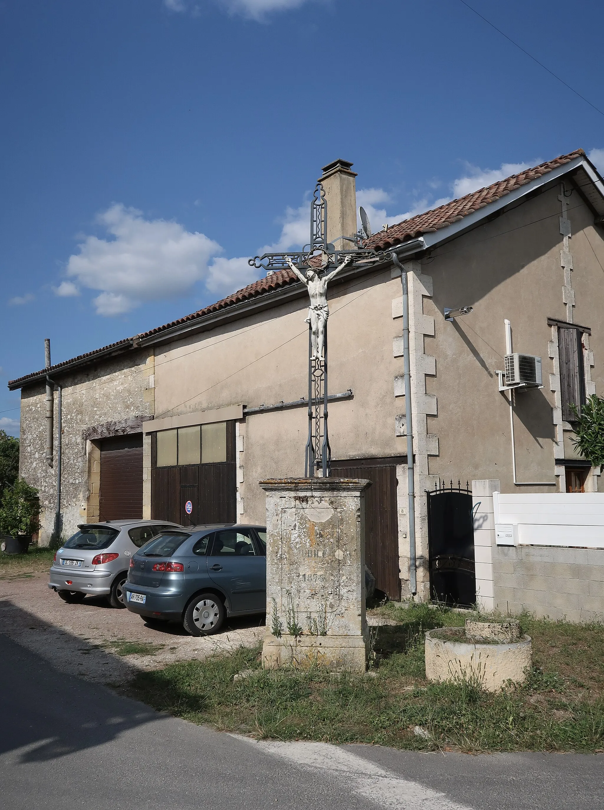 Photo showing: Croix de carrefour, métallique, à l'intersection entre la route de la Garde et la route de Saint-Aulaye, Saint-Antoine-de-Breuilh (Dordogne).