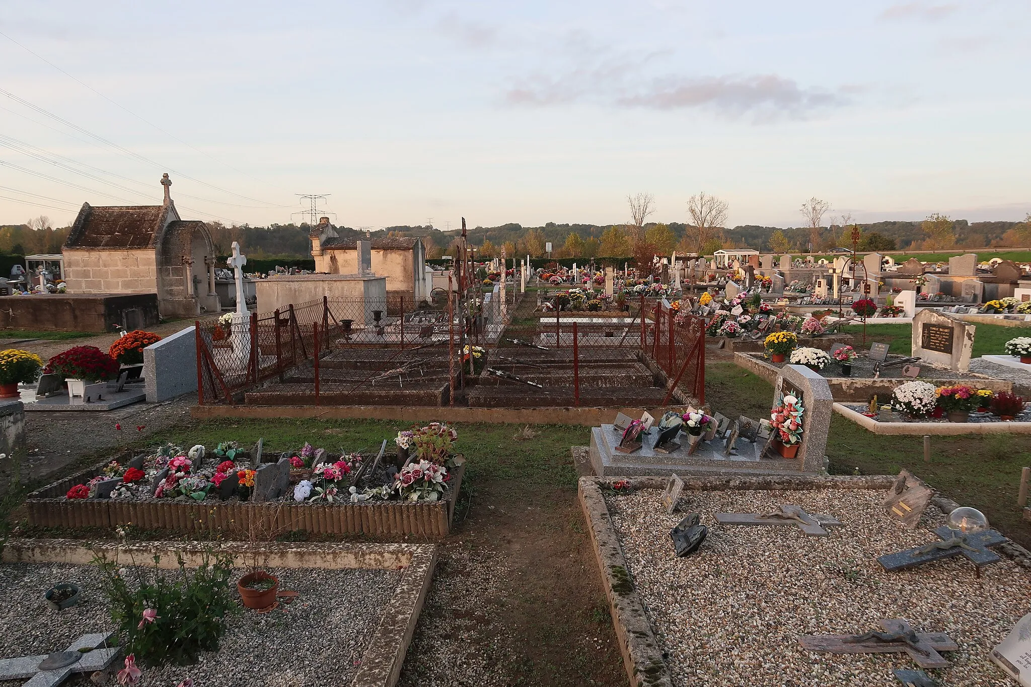 Photo showing: Cimetière communal de Saint-Antoine-de-Breuilh (Dordogne), route de Saint-Aulaye.