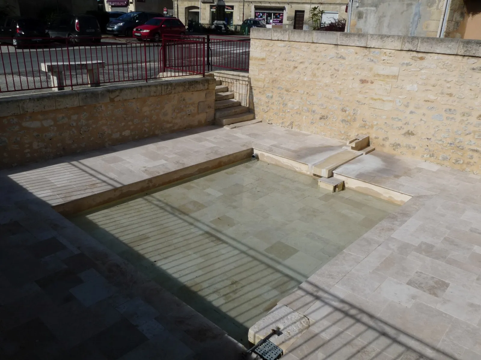 Photo showing: Bassin imitation lavoir, au pied de l'église de Saint-Christoly-de-Blaye, Gironde, France