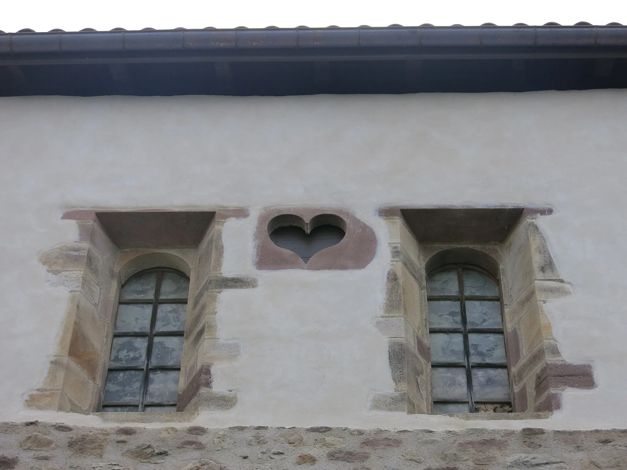 Photo showing: Heart-shaped opening in the apse of the church Saint-Étienne-de-Baïgorry (Pyrénées-Atlantiques, France).