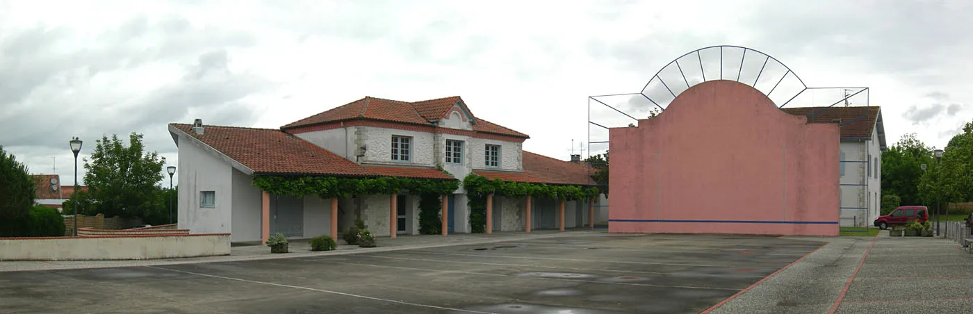 Photo showing: Orist - Fronton