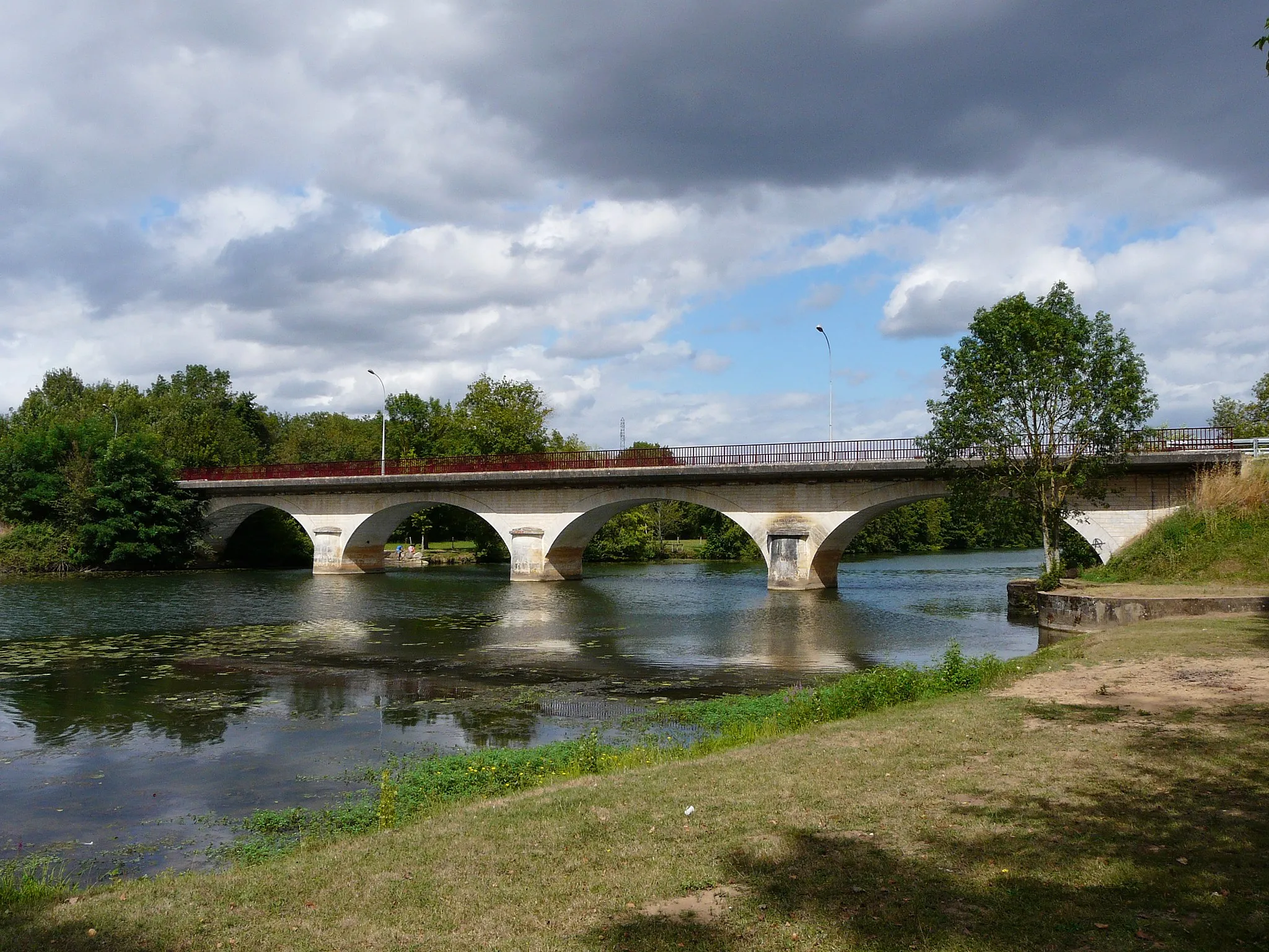 Photo showing: Le pont de Saint-Léon-sur-l'Isle vu depuis l'aval, Dordogne, France.