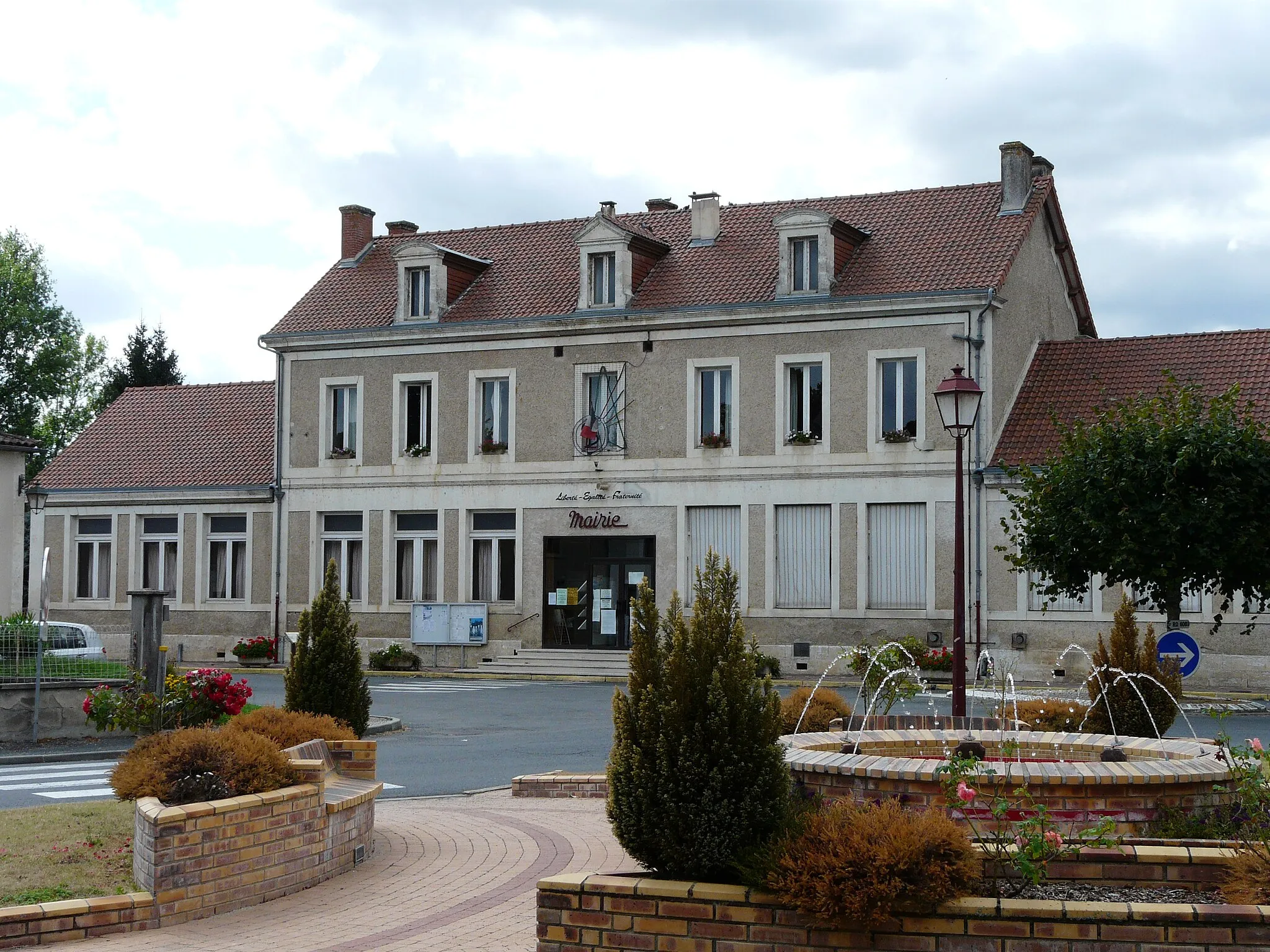 Photo showing: La mairie de Saint-Léon-sur-l'Isle, Dordogne, France.