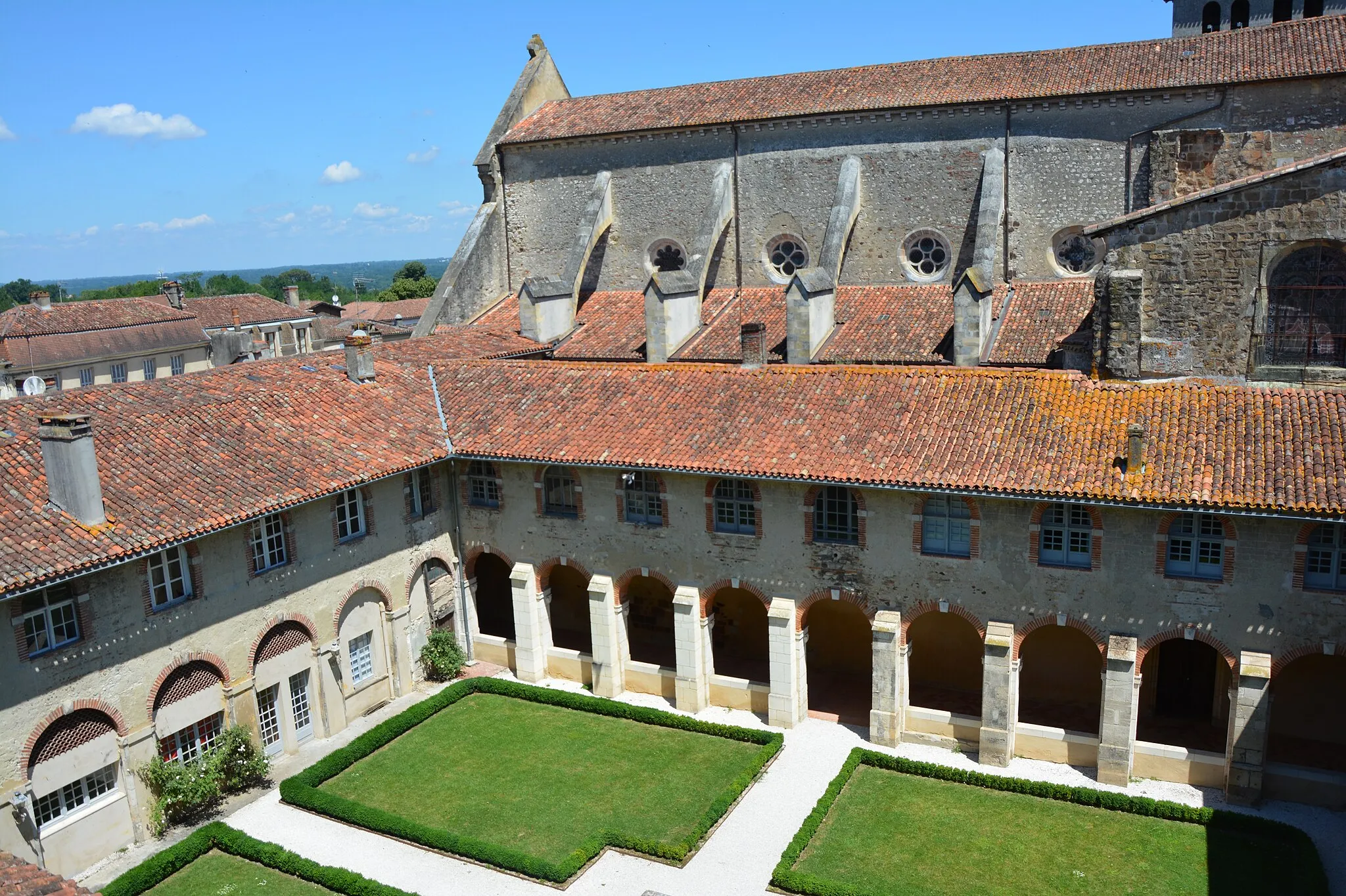 Photo showing: Vue plongeante du cloître de l'abbaye de Saint-Sever un jour de soleil