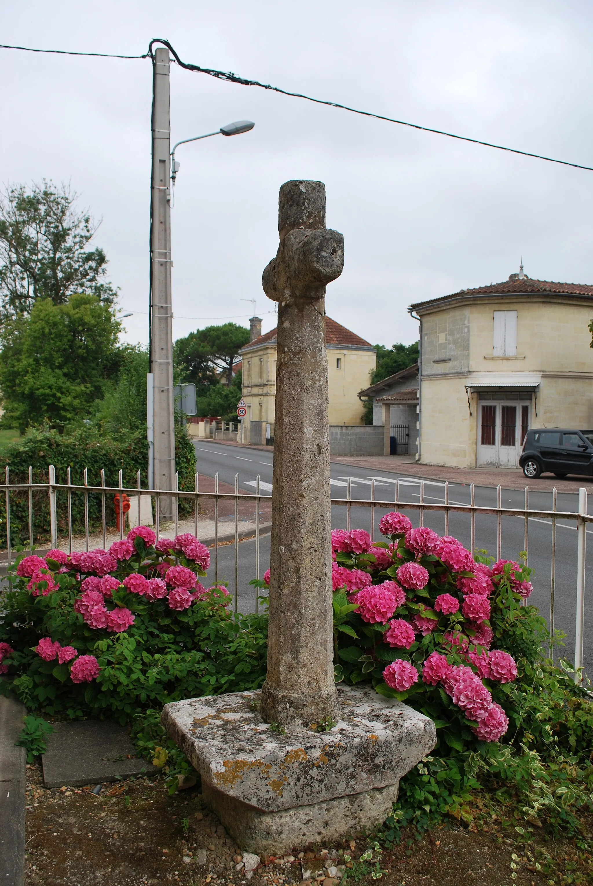 Photo showing: Saint-Sulpice-et-Cameyrac Croix de Chemin ave Maucaillou