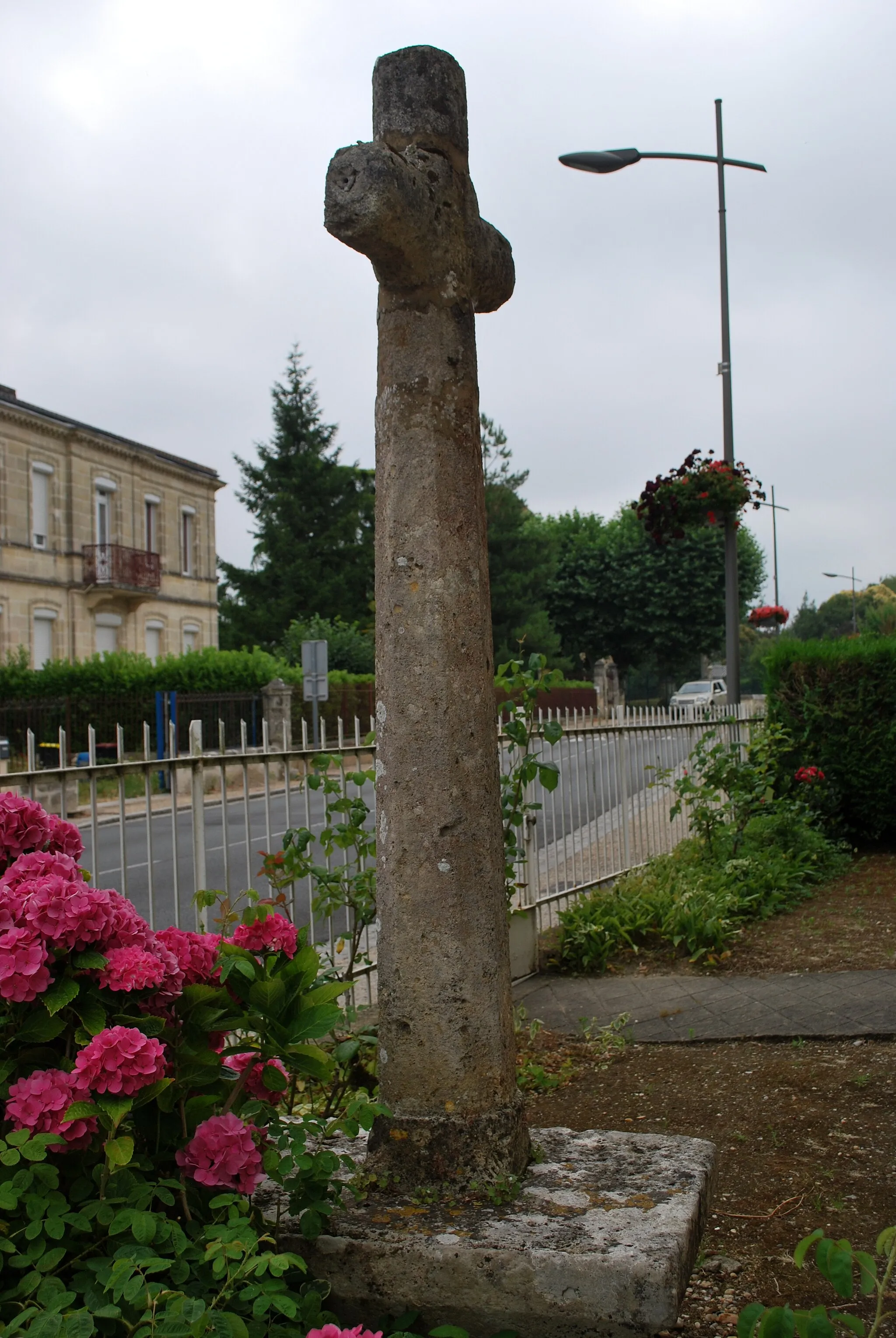 Photo showing: Saint-Sulpice-et-Cameyrac Croix de Chemin ave Maucaillou