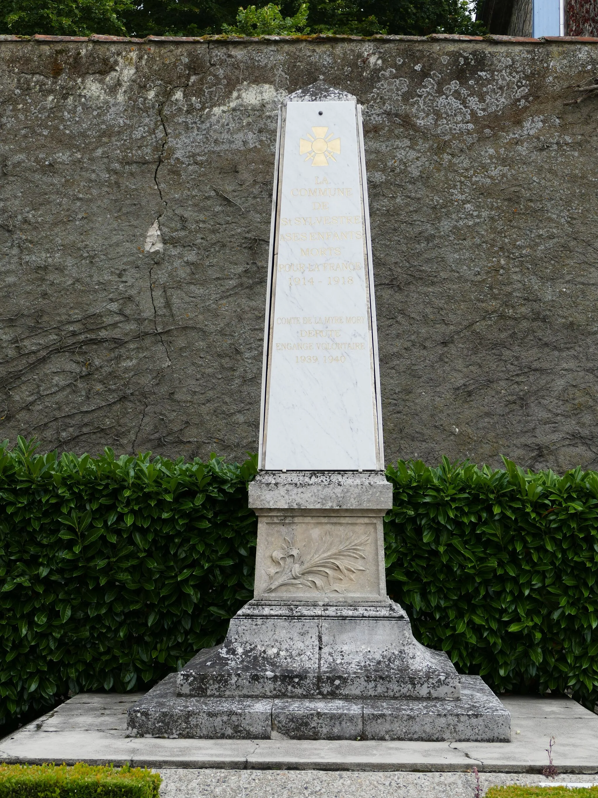 Photo showing: War memorial in Saint-Sylvestre-sur-Lot (Lot-et-Garonne, Aquitaine, France).