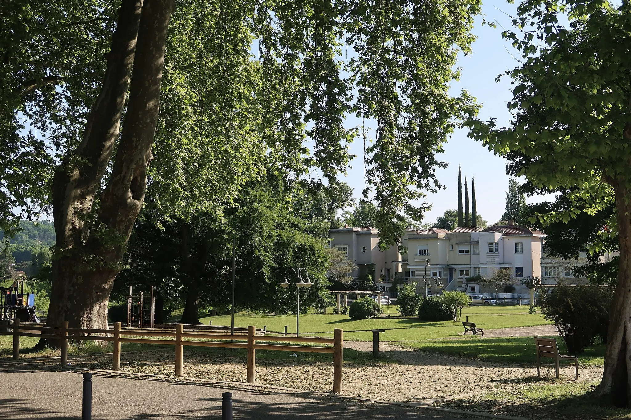 Photo showing: Jardin public de Sainte-Foy-la-Grande (Gironde), allée Jean-Raymond-Guyon.