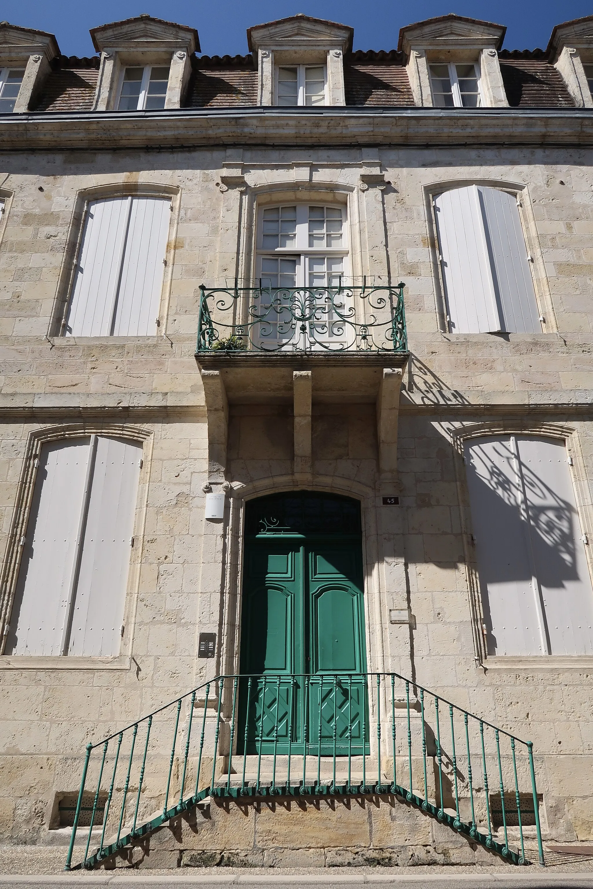 Photo showing: Hôtel particulier, 45 rue Louis-Pasteur, Sainte-Foy-la-Grande (Gironde). Une plaque sur la façade indique qu'il date du XVIIIe siècle et qu'il a appartenu à la famille Langalerie.