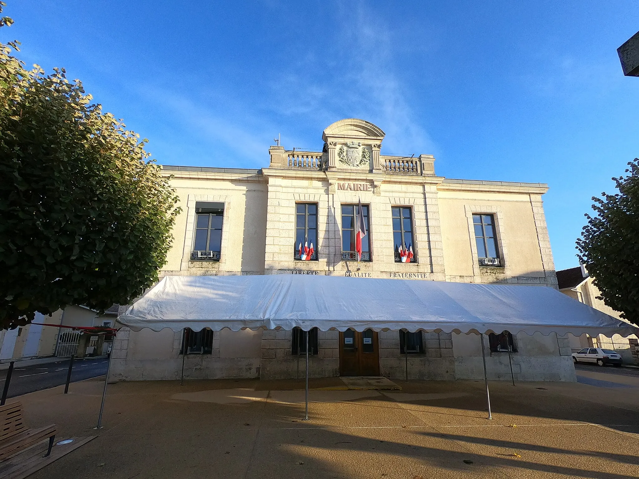 Photo showing: Mairie de Salles, façade.