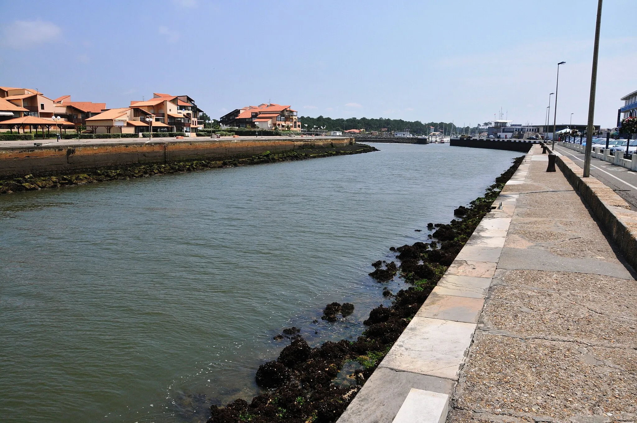 Photo showing: Canal du lac d'Hossegor(canal de Capbreton), vu de Capbreton vers le port