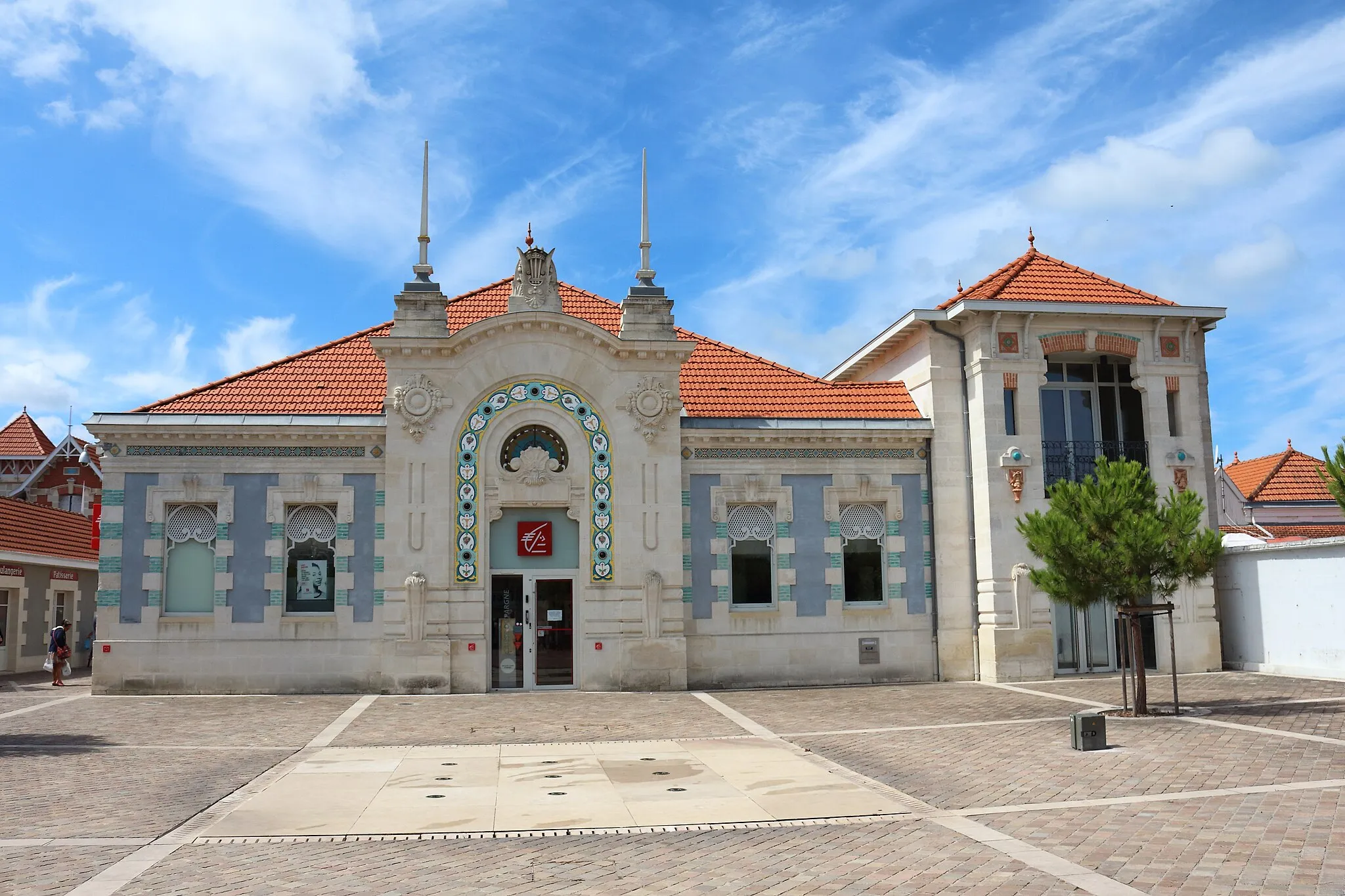 Photo showing: Caisse d'épargne de Soulac-sur-Mer, Gironde, Aquitaine, France.