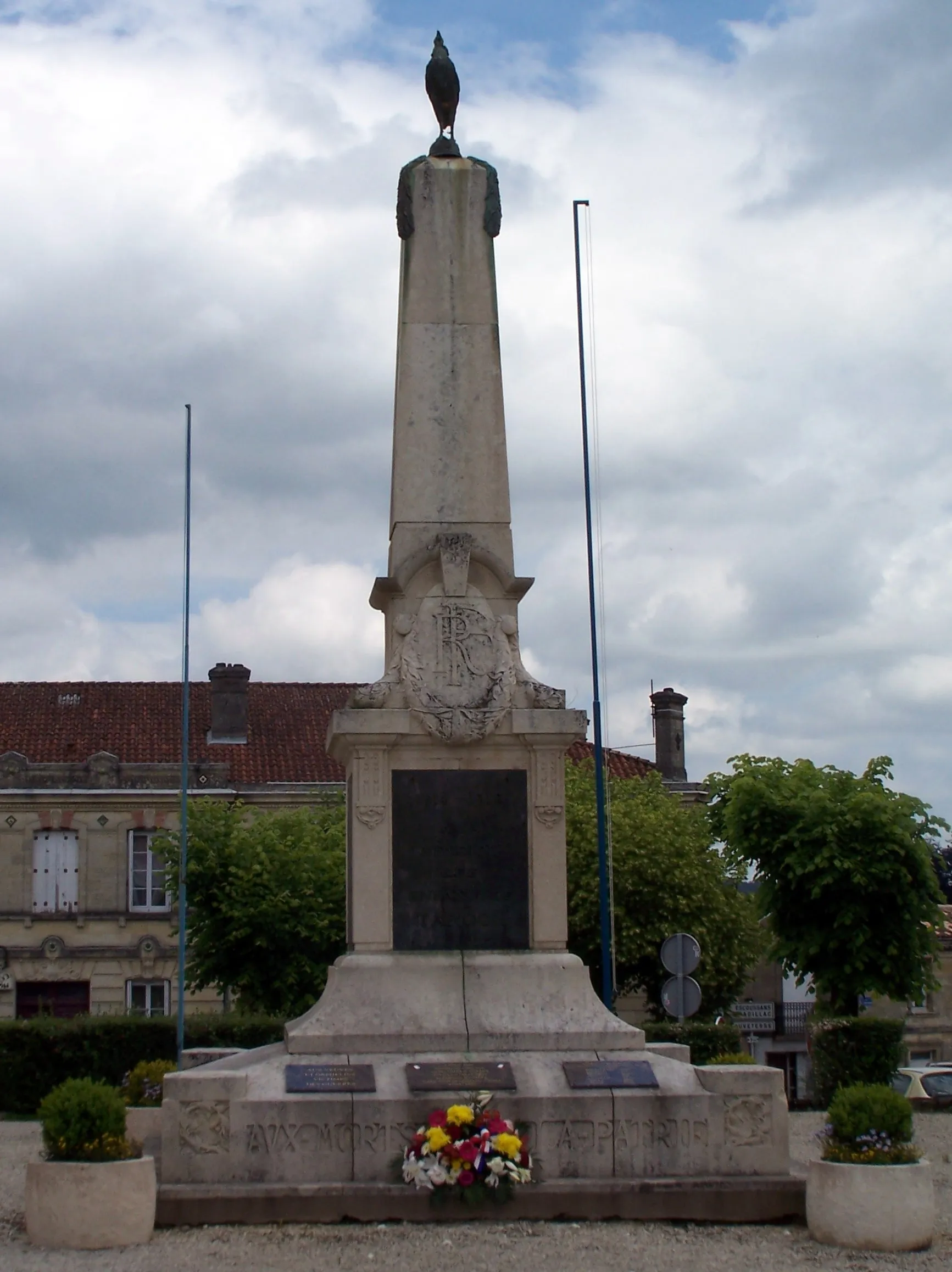 Photo showing: War memorial of Targon (Gironde, France)