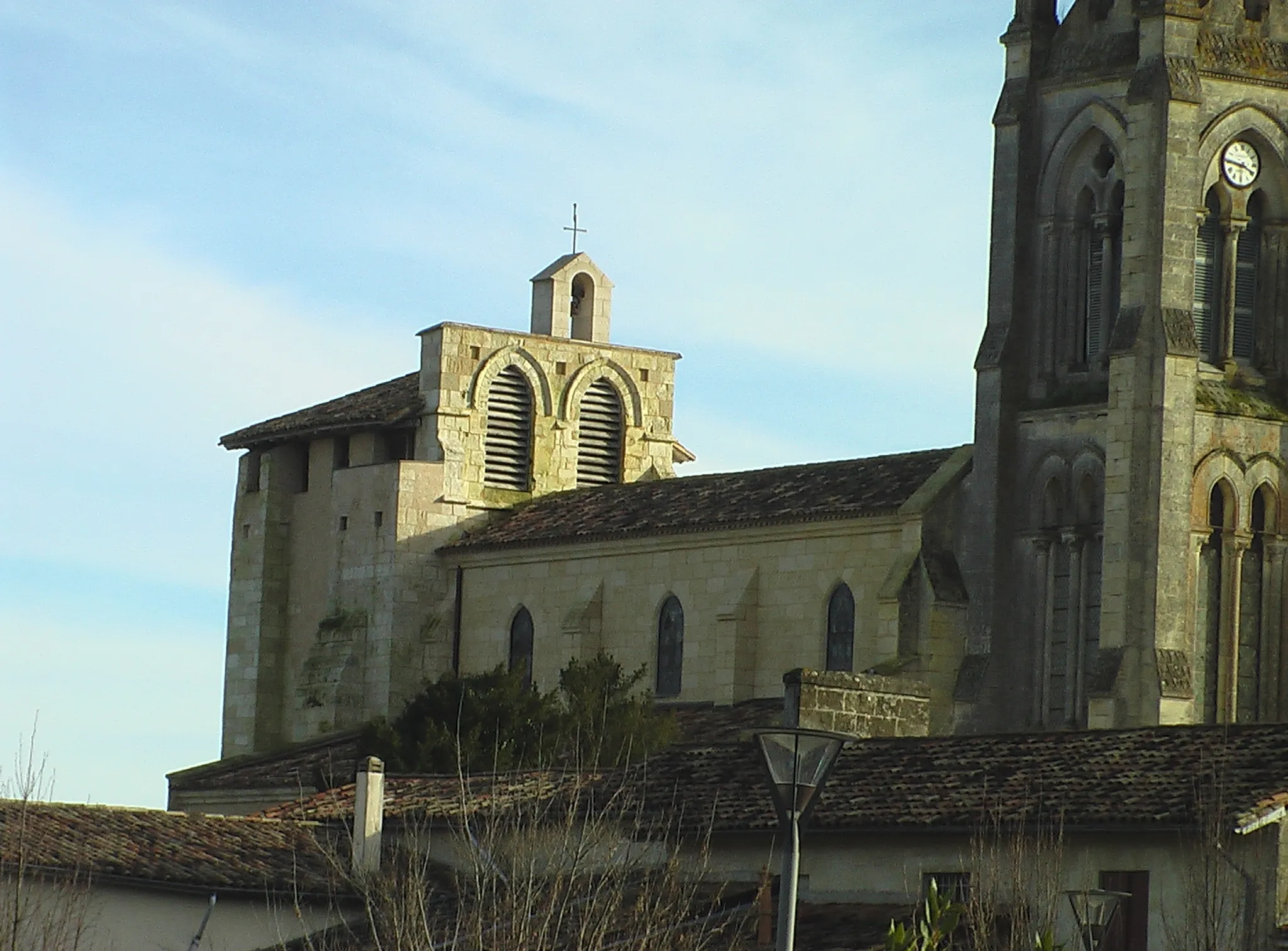 Photo showing: L'ancien clocher fortifié de l'église de Tresses après restauration