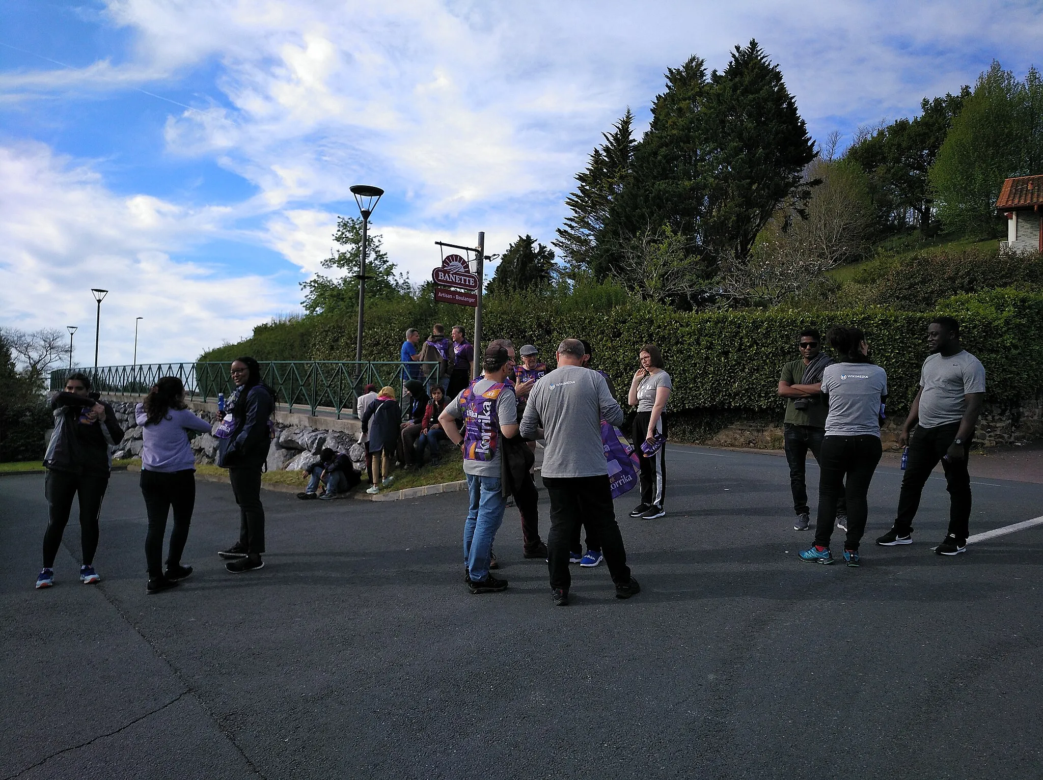 Photo showing: Wikimedia + Education Conference 2019 wikimedians in Korrika, the exhibition race in support of the Basque language, near Bayonne/Baiona, French Basque Country